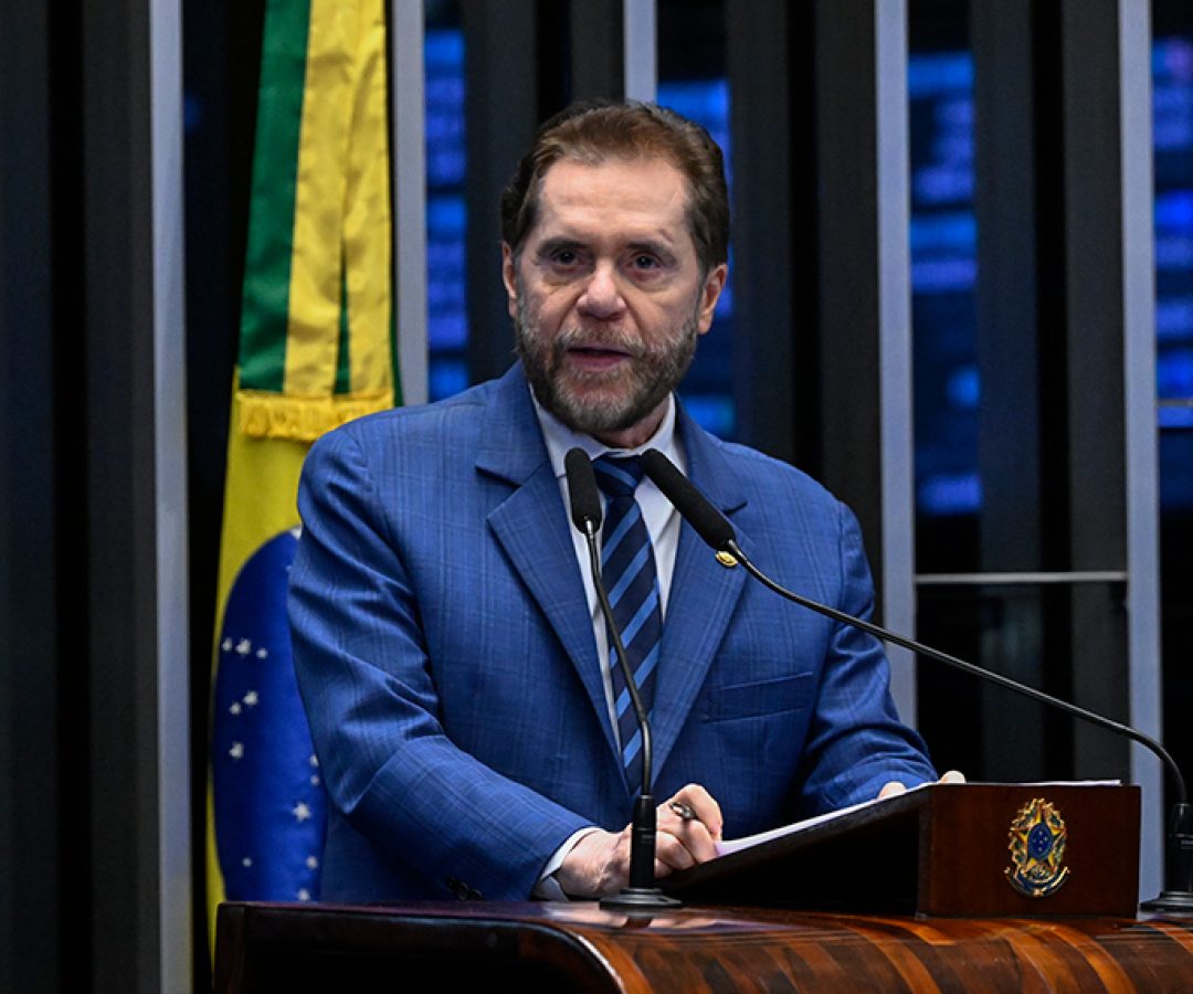 Em discurso, á tribuna, senador Plínio Valério (PSDB-AM).