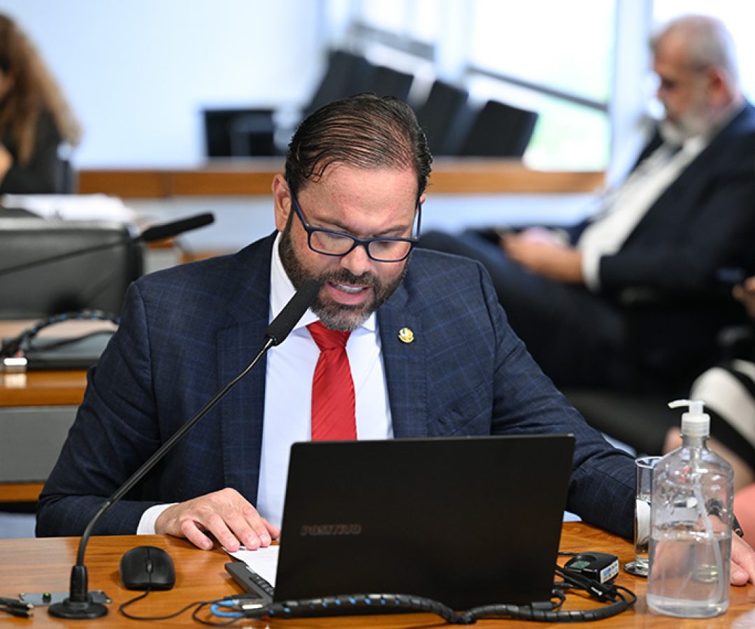 Em pronunciamento, à bancada, senador Jorge Seif (PL-SC).