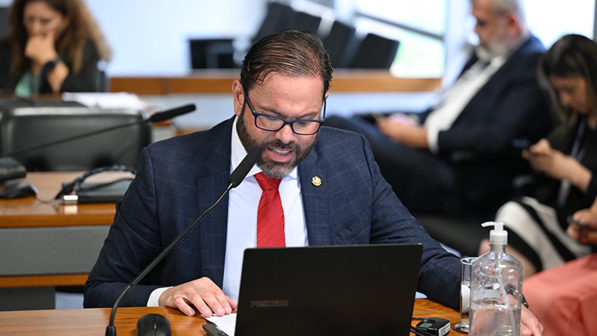 Em pronunciamento, à bancada, senador Jorge Seif (PL-SC).