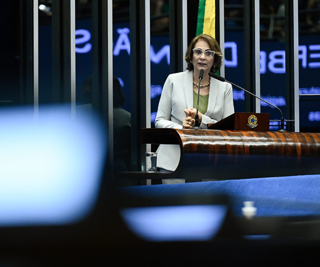 À tribuna, em discurso, senadora Damares Alves (Republicanos-DF).