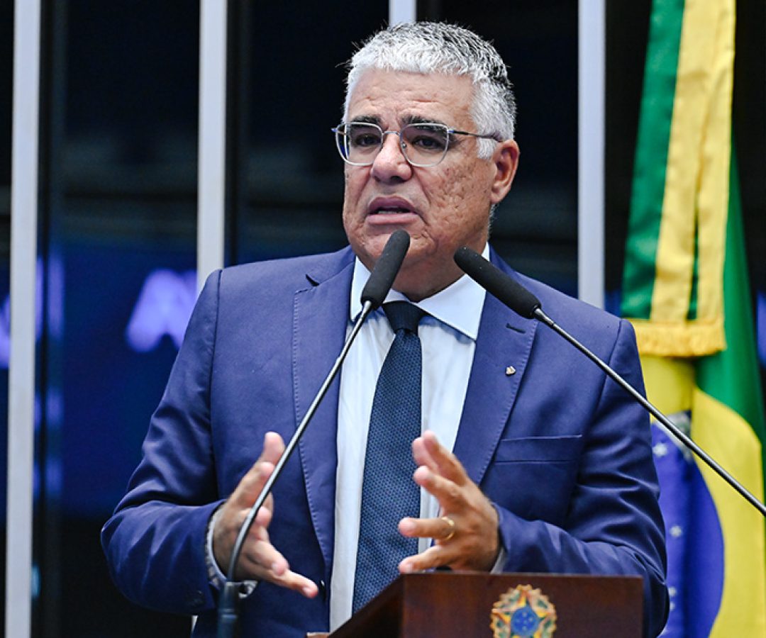 Em discurso,  à tribuna,  senador Eduardo Girão (Novo-CE).