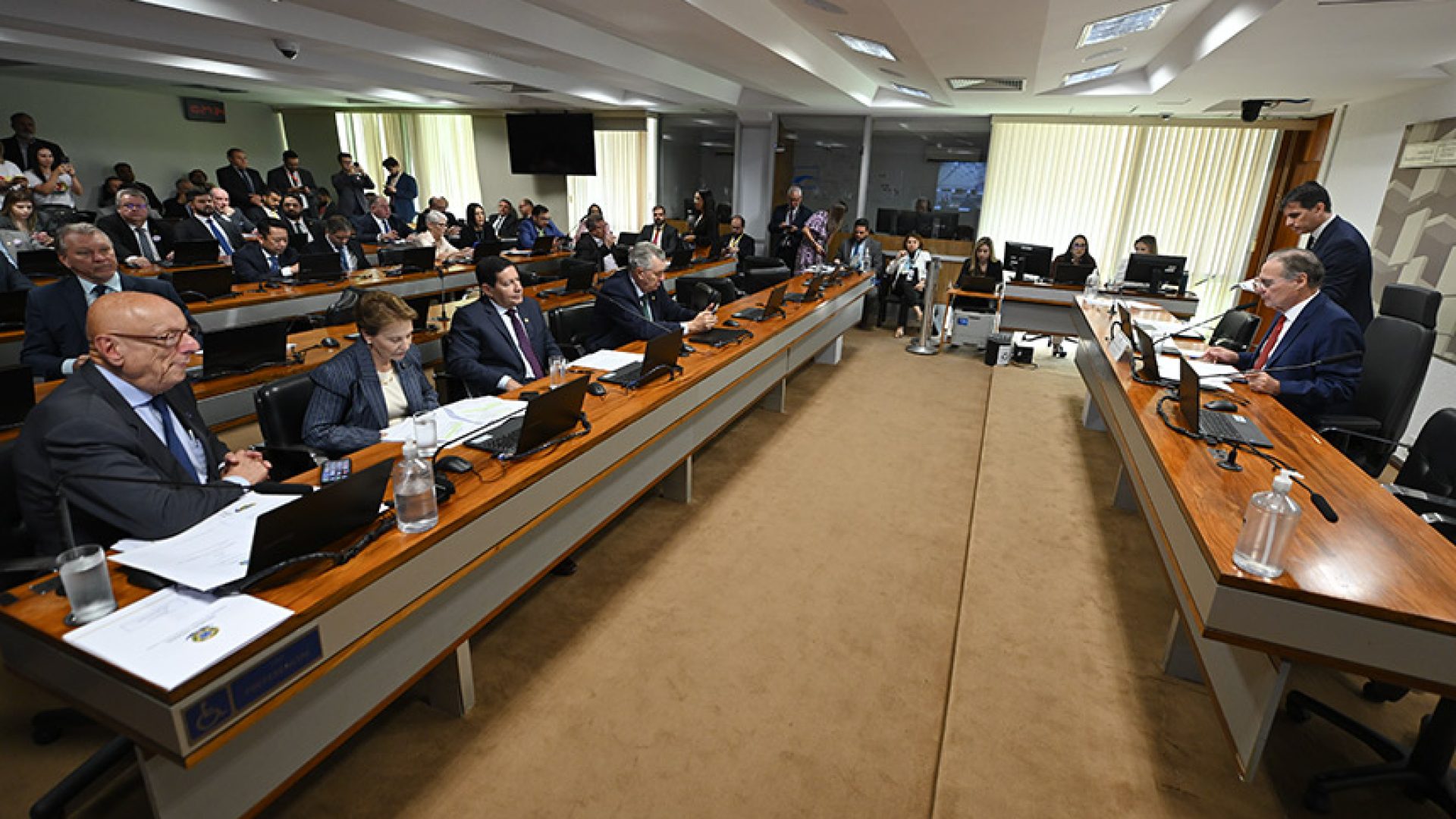 CAE aprova pagamento de obras públicas com créditos tributários — Senado Notícias