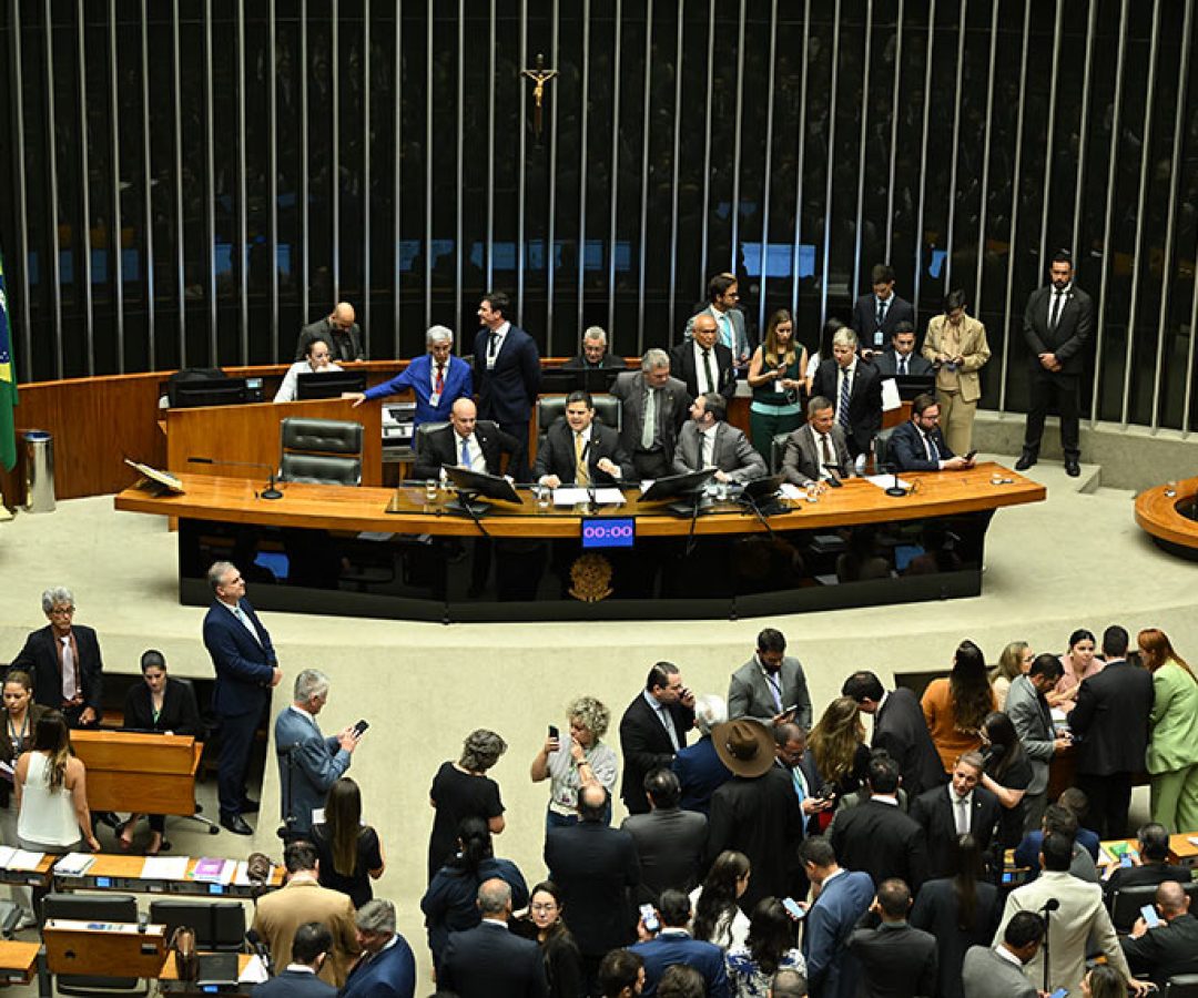 Parlamentares à bancada.