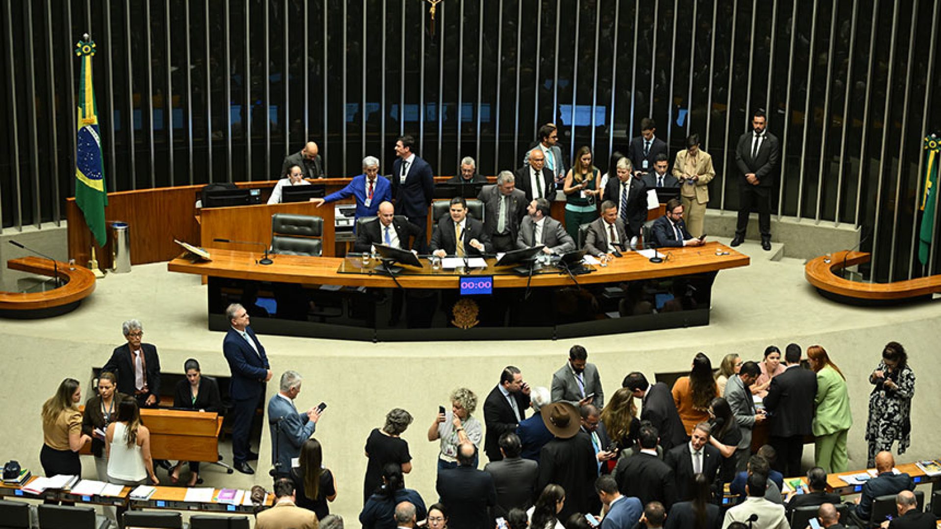 Parlamentares à bancada.