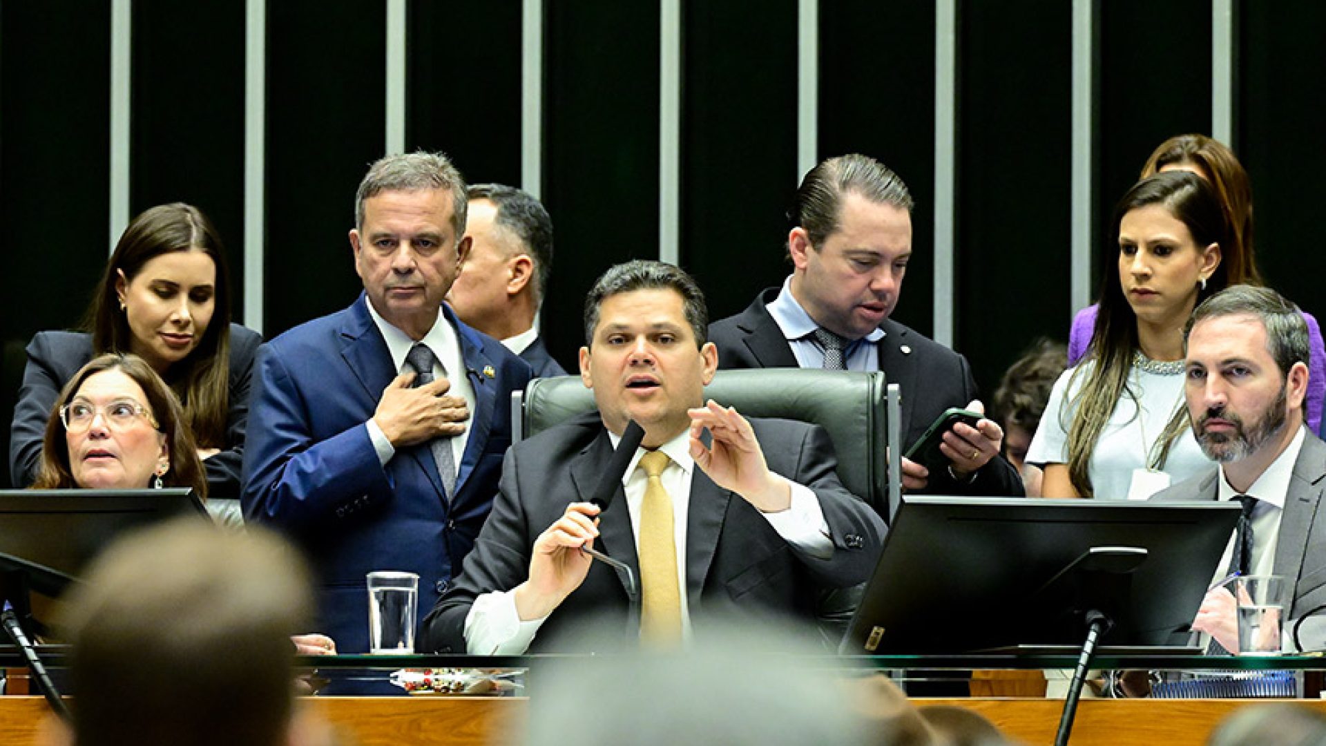 Davi retira trechos de veto à dosimetria de penas; decisão divide parlamentares — Senado Notícias
