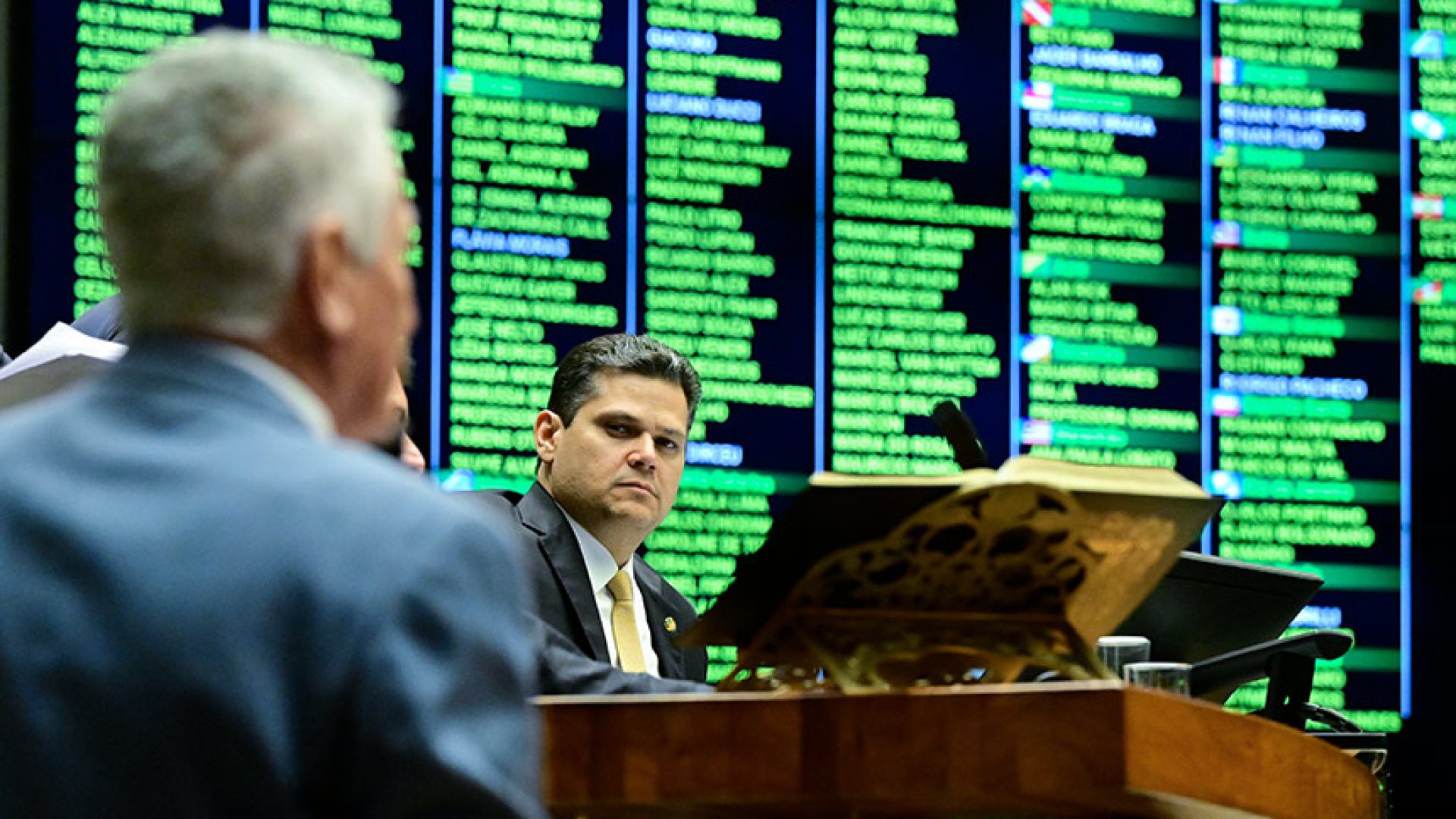 Presidente do Senado Federal, senador Davi Alcolumbre (União-AP) em destaque à mesa.