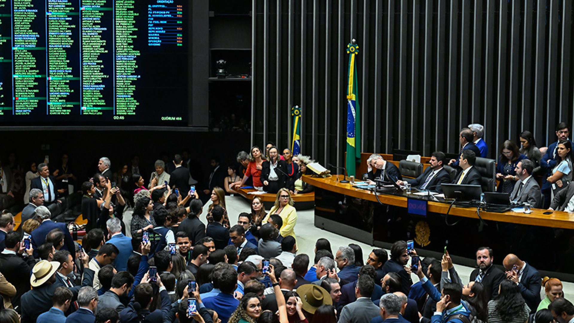 Promulgada lei que possibilita redução de penas pelo 8 de janeiro — Senado Notícias