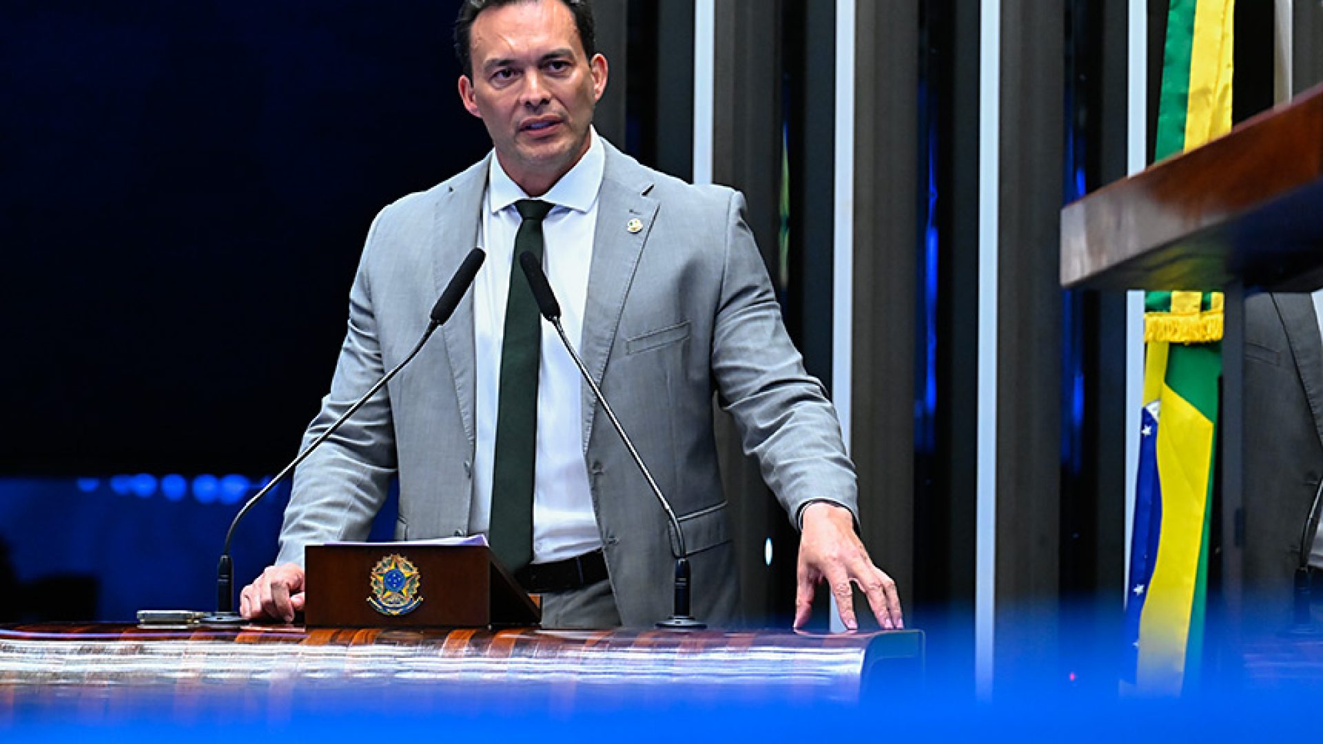 À tribuna, em discurso, senador Styvenson Valentim (Podemos-RN).