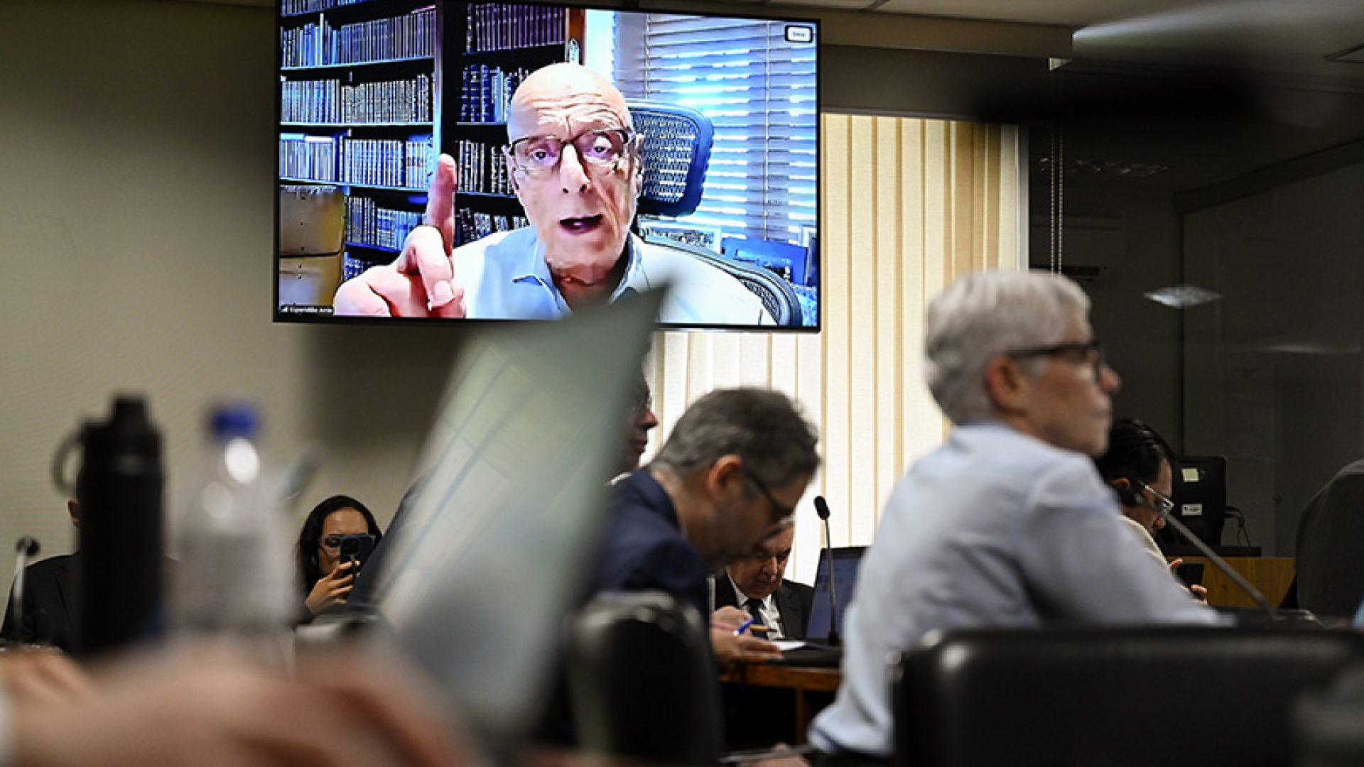 Fundo que ampla crédito a exportadores vai à Câmara — Senado Notícias