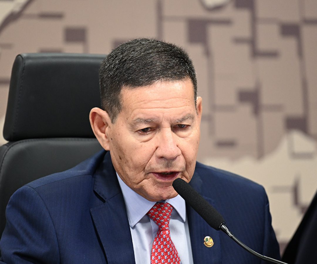 À mesa, vice-presidente da CCT, senador Hamilton Mourão (Republicanos-RS), conduz reunião.