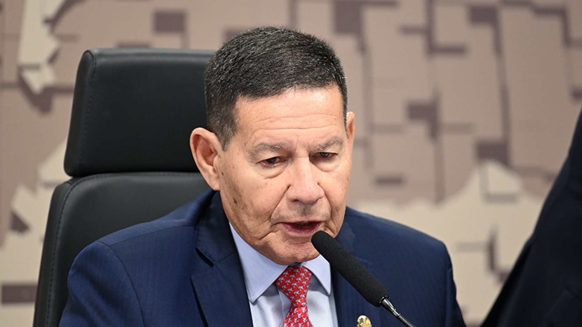À mesa, vice-presidente da CCT, senador Hamilton Mourão (Republicanos-RS), conduz reunião.