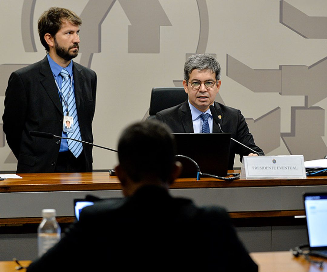 À mesa, presidente eventual da CMMPV 1.334/2026, senador Randolfe Rodrigues (PT-AP), conduz reunião.
