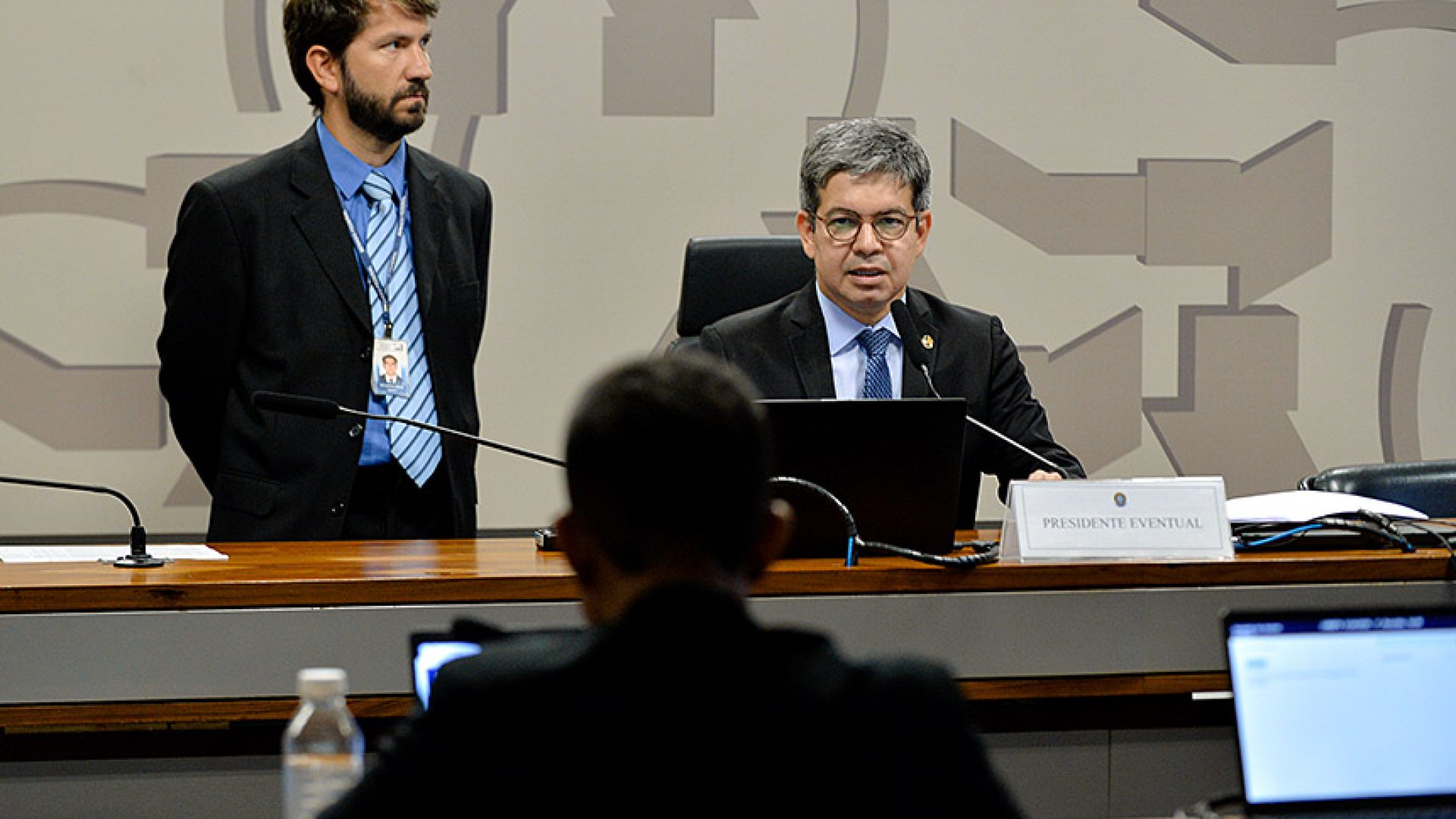 À mesa, presidente eventual da CMMPV 1.334/2026, senador Randolfe Rodrigues (PT-AP), conduz reunião.