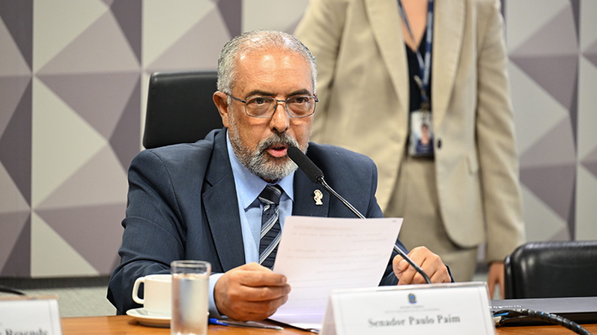 À mesa, presidente da FPPAZ, senador Paulo Paim (PT-RS), conduz reunião.