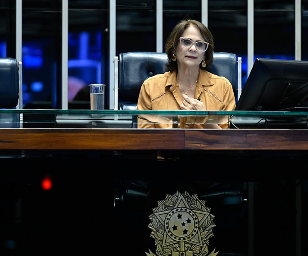 À mesa, senadora Damares Alves (Republicanos-DF) conduz sessão.