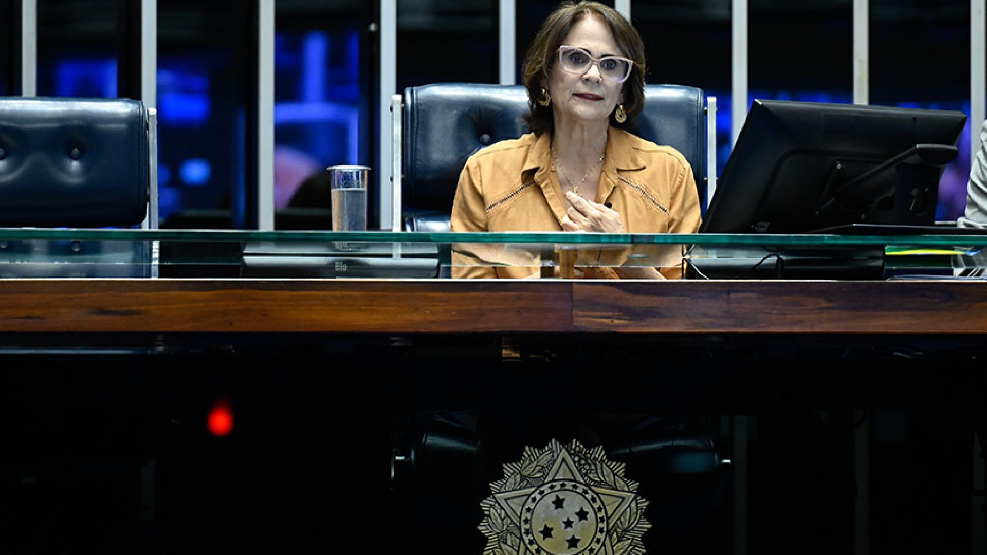 À mesa, senadora Damares Alves (Republicanos-DF) conduz sessão.