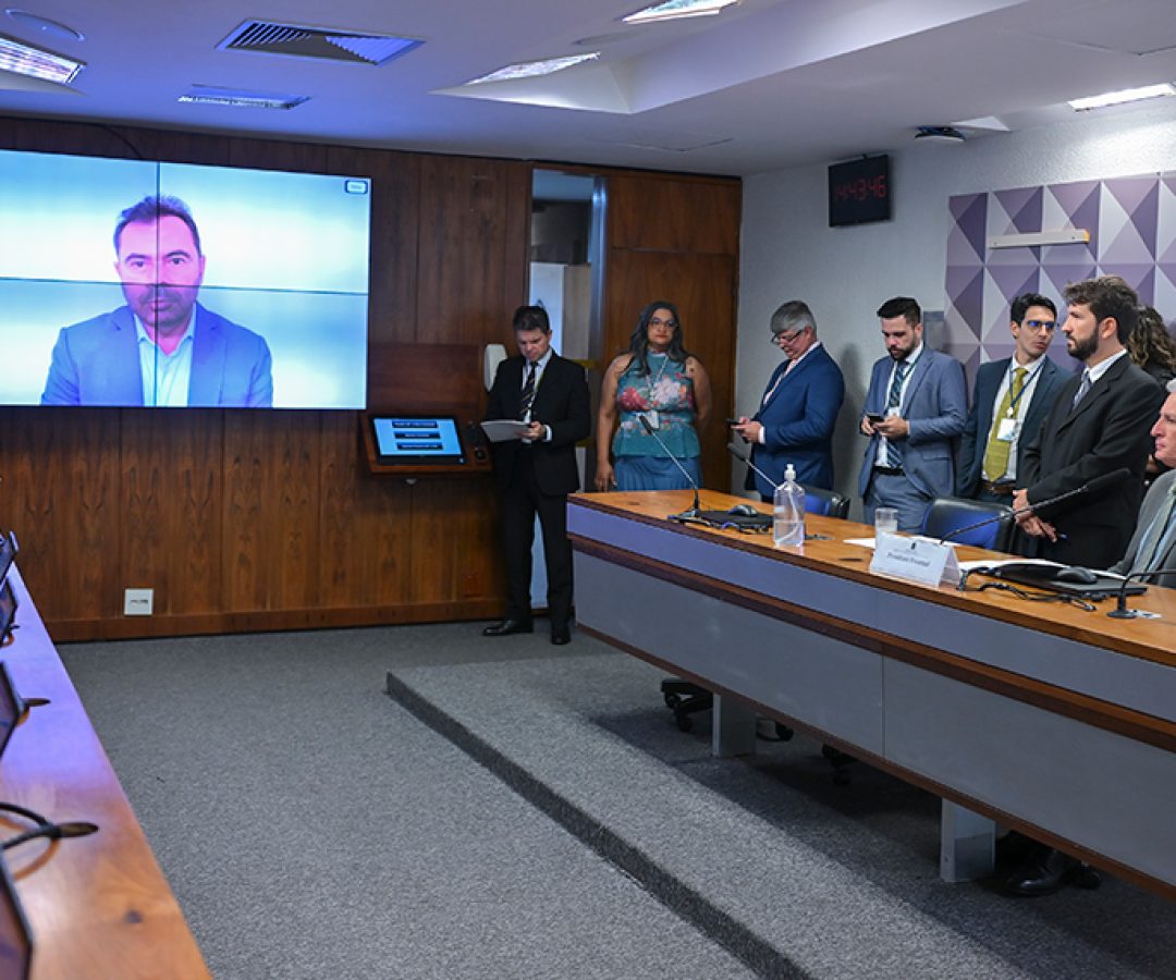 À mesa, presidente eventual da CMMPV 1.334/2026, deputado Rogério Correia (PT-MG), conduz reunião.