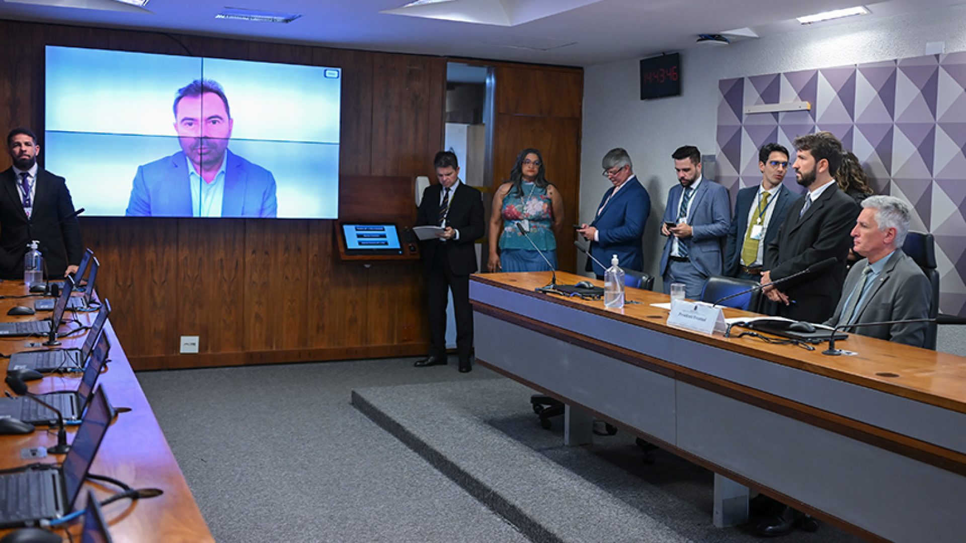 À mesa, presidente eventual da CMMPV 1.334/2026, deputado Rogério Correia (PT-MG), conduz reunião.