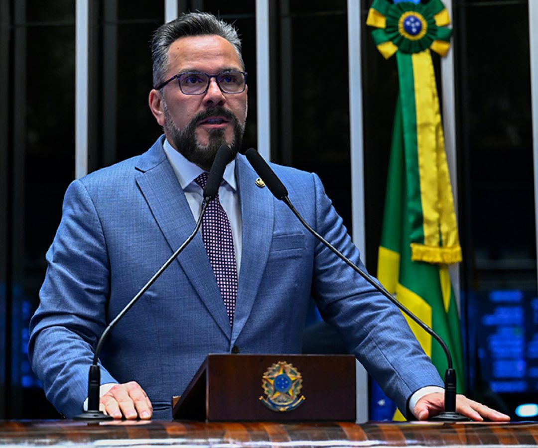 À tribuna, em discurso, senador Alan Rick (Republicanos-AC).