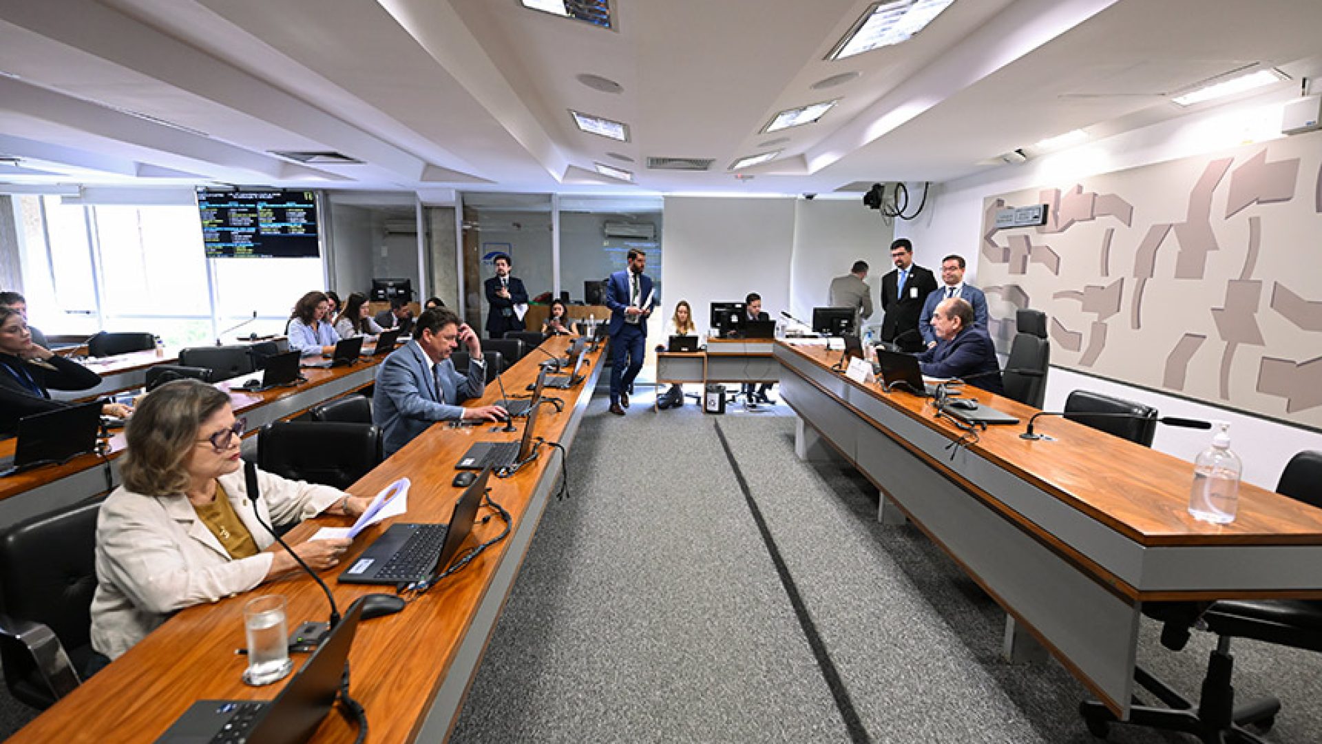Regulamentação de protesista e ortesista ortopédico vai a Plenário — Senado Notícias