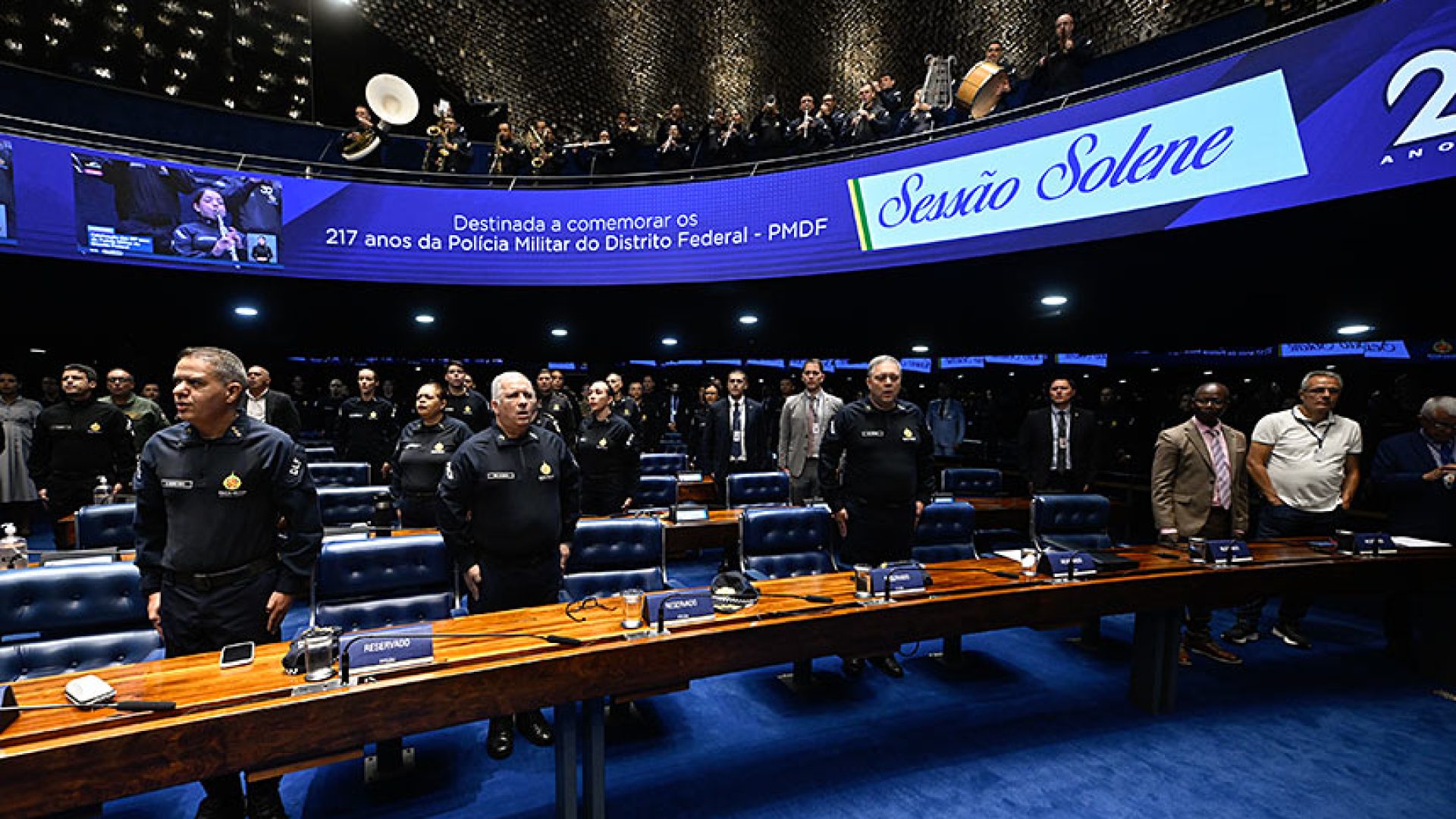 Da bancada, convidados acompanham sessão.