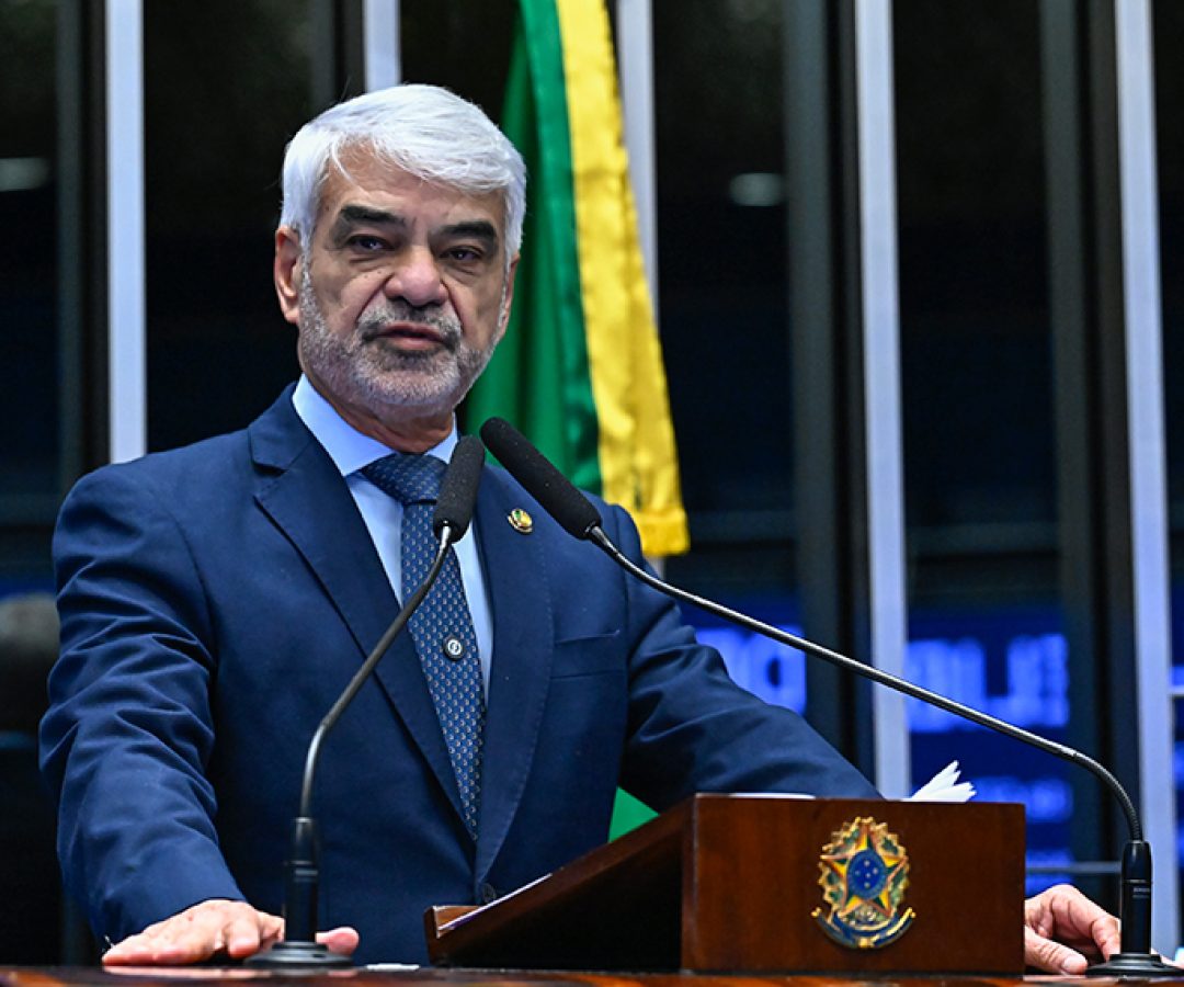 Em discurso, à tribuna, senador Humberto Costa (PT-PE).