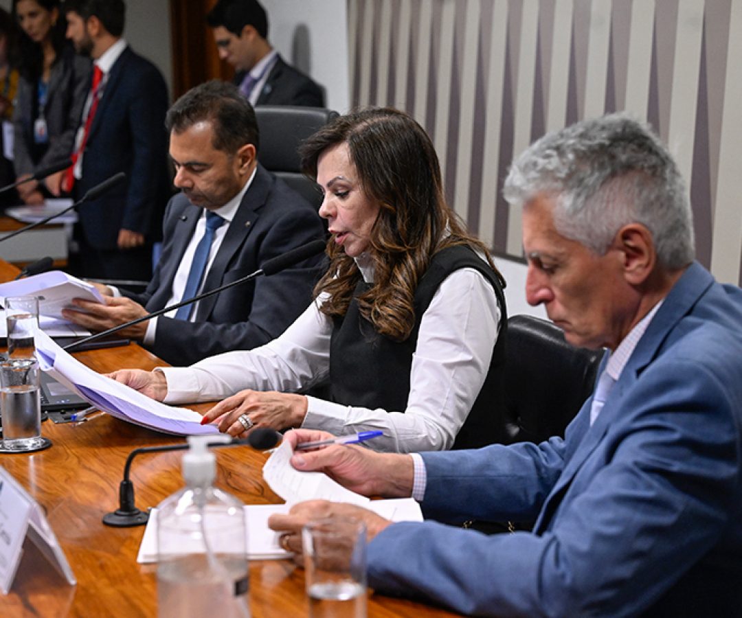 Comissão aprova reajuste do piso salarial dos professores da educação básica — Senado Notícias