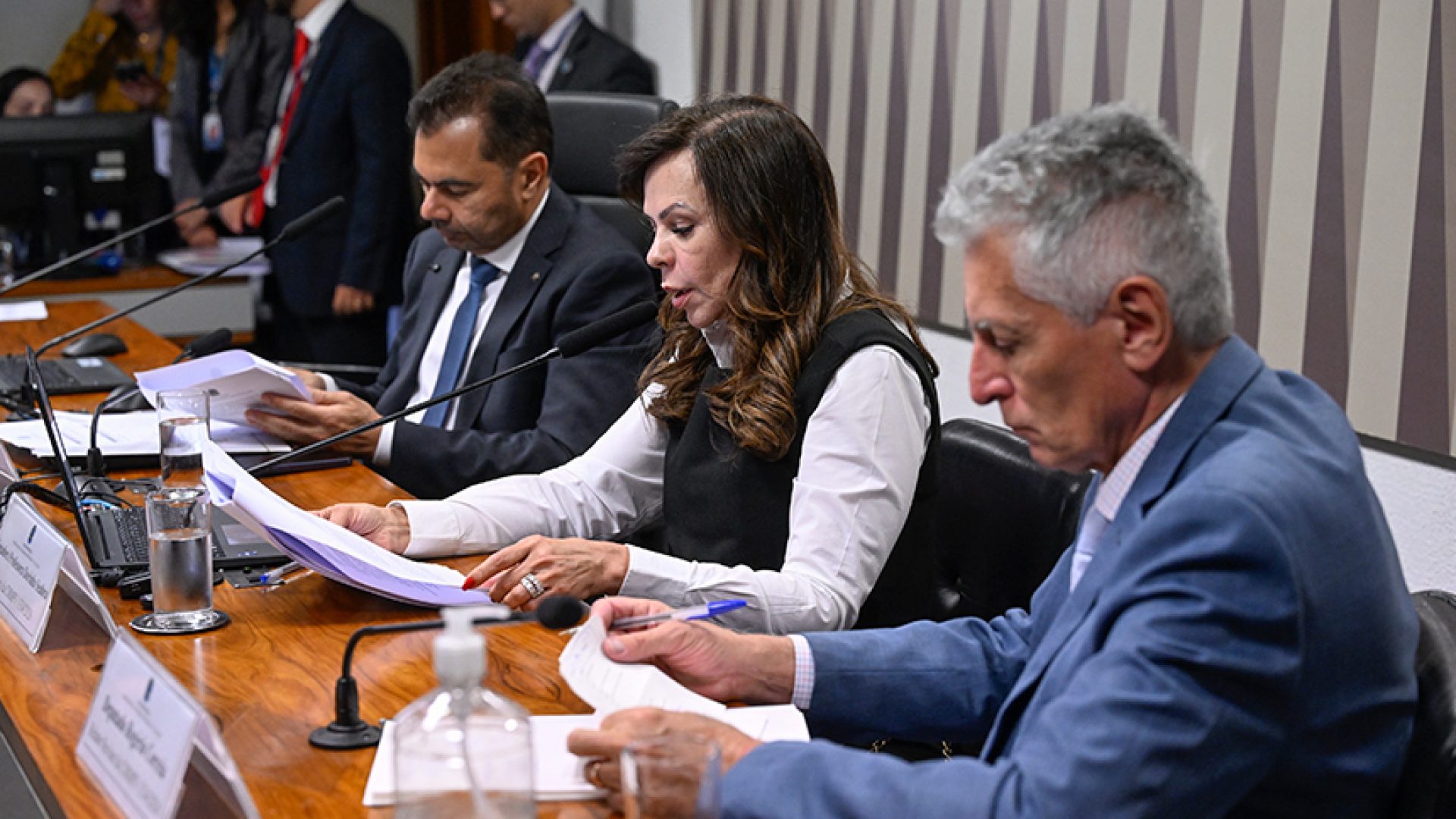 Comissão aprova reajuste do piso salarial dos professores da educação básica — Senado Notícias