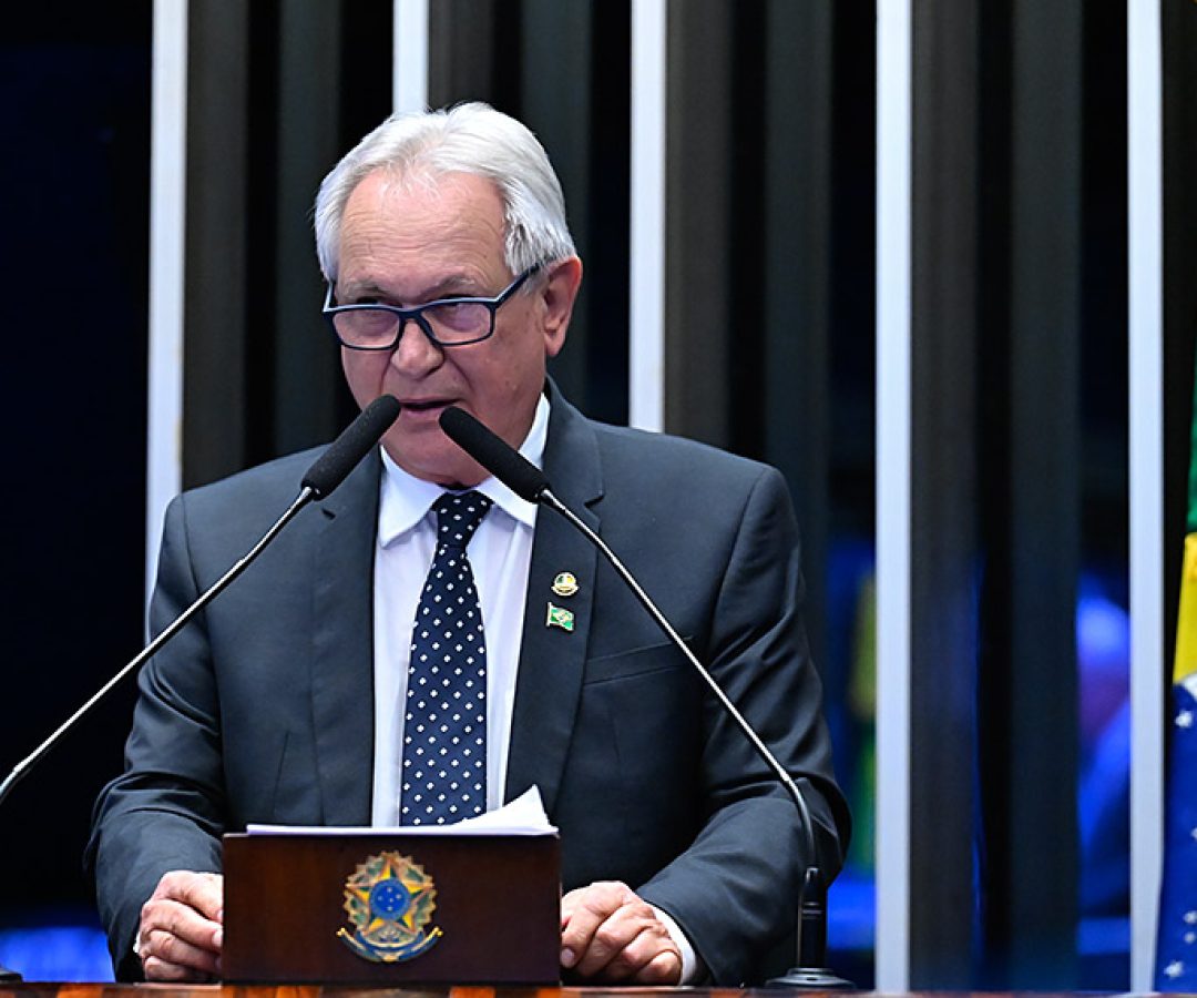 À tribuna, em discurso, senador Hermes Klann (PL-SC).