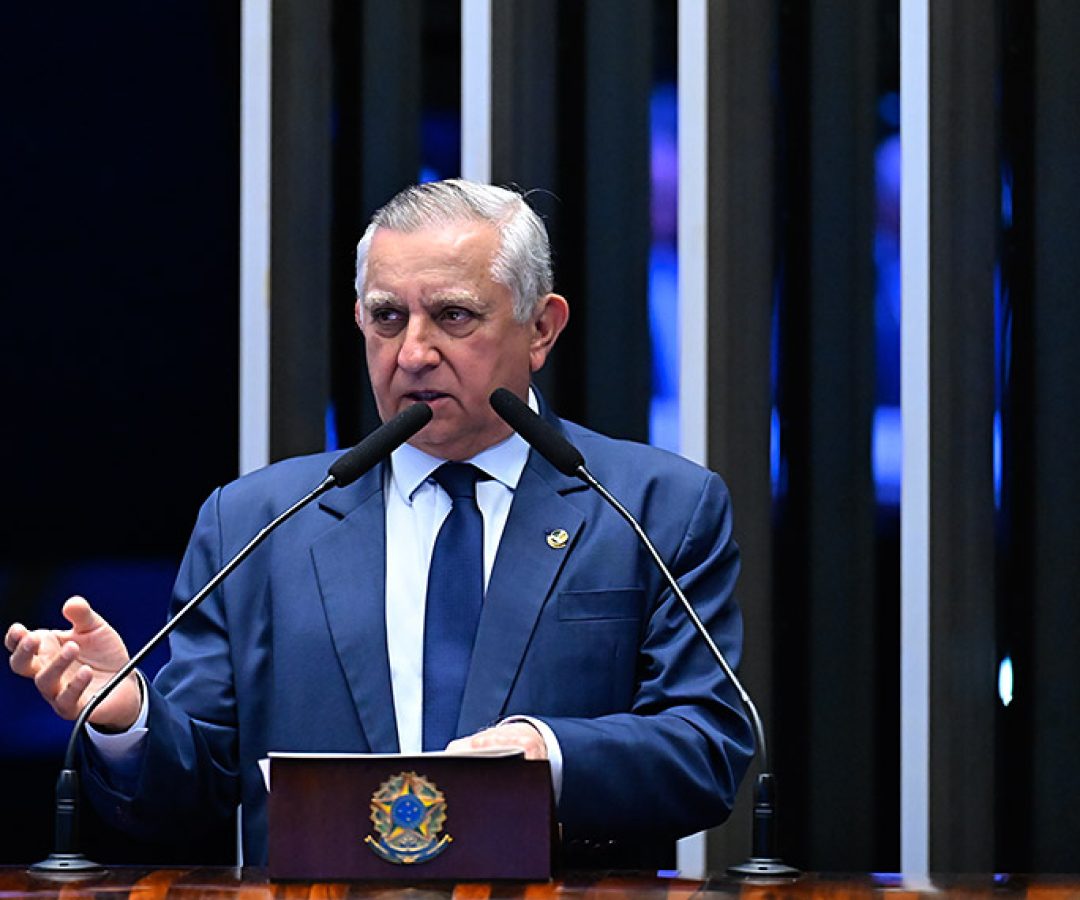 Senador Izalci Lucas (PL-DF) em discurso à tribuna.