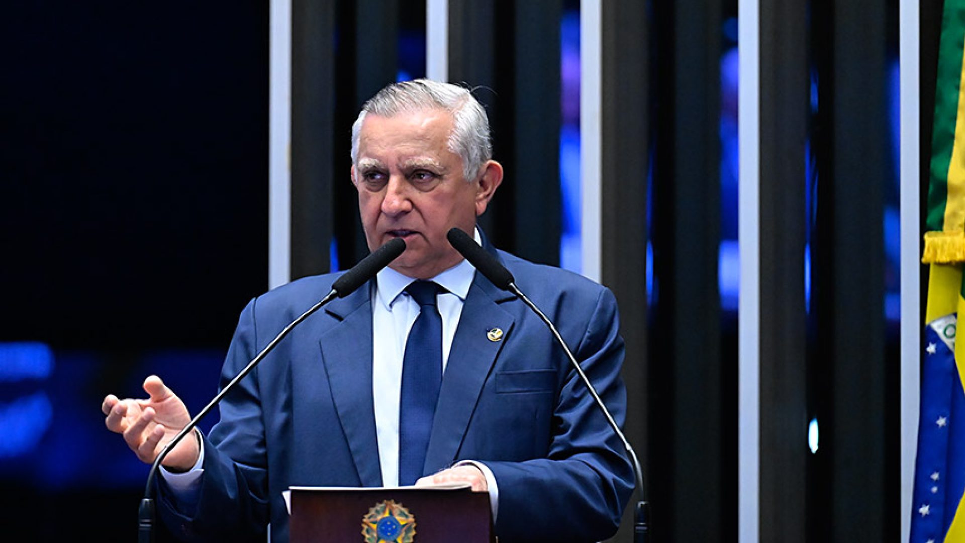Senador Izalci Lucas (PL-DF) em discurso à tribuna.