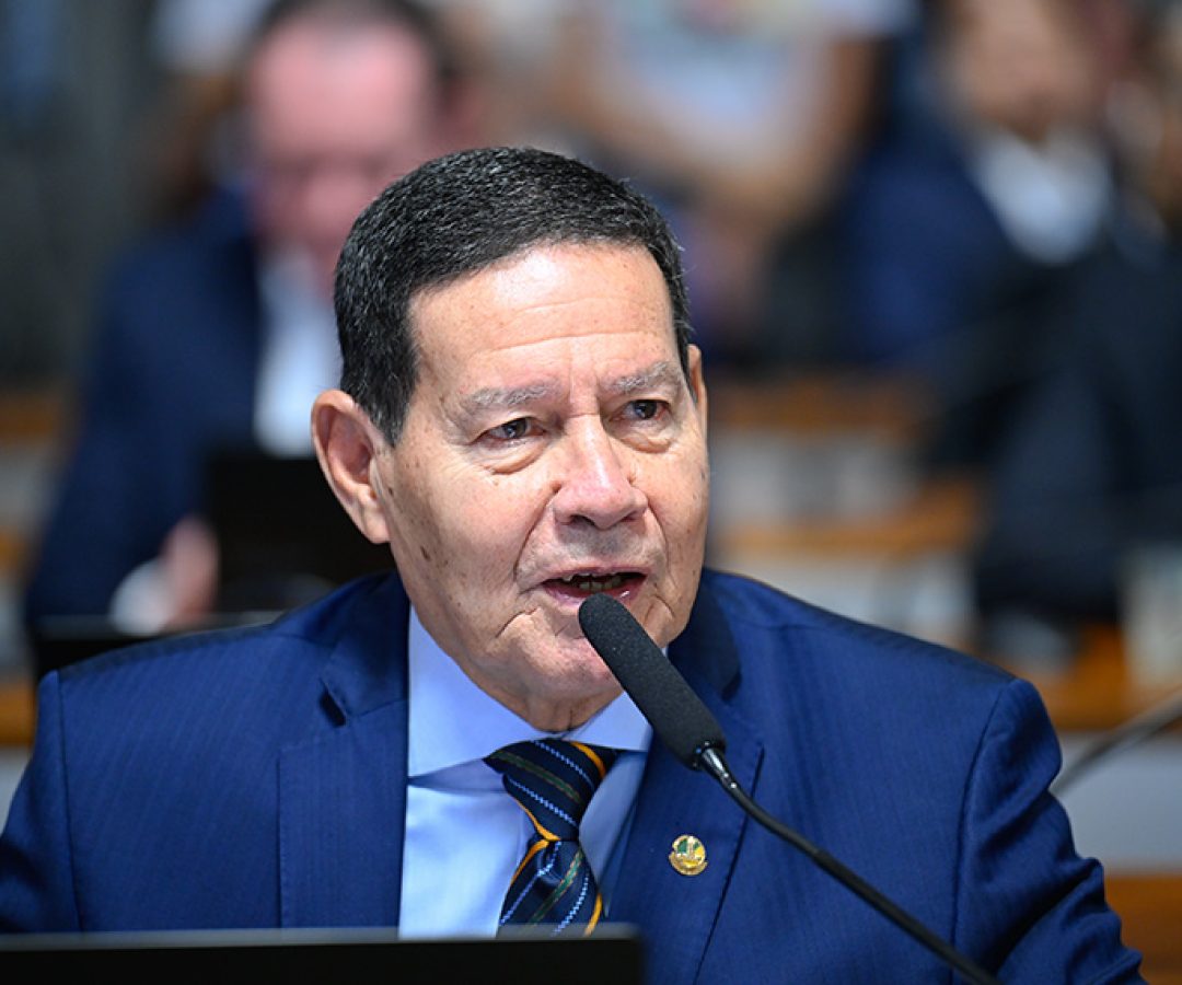 À bancada, em pronunciamento, senador Hamilton Mourão (Republicanos-RS).