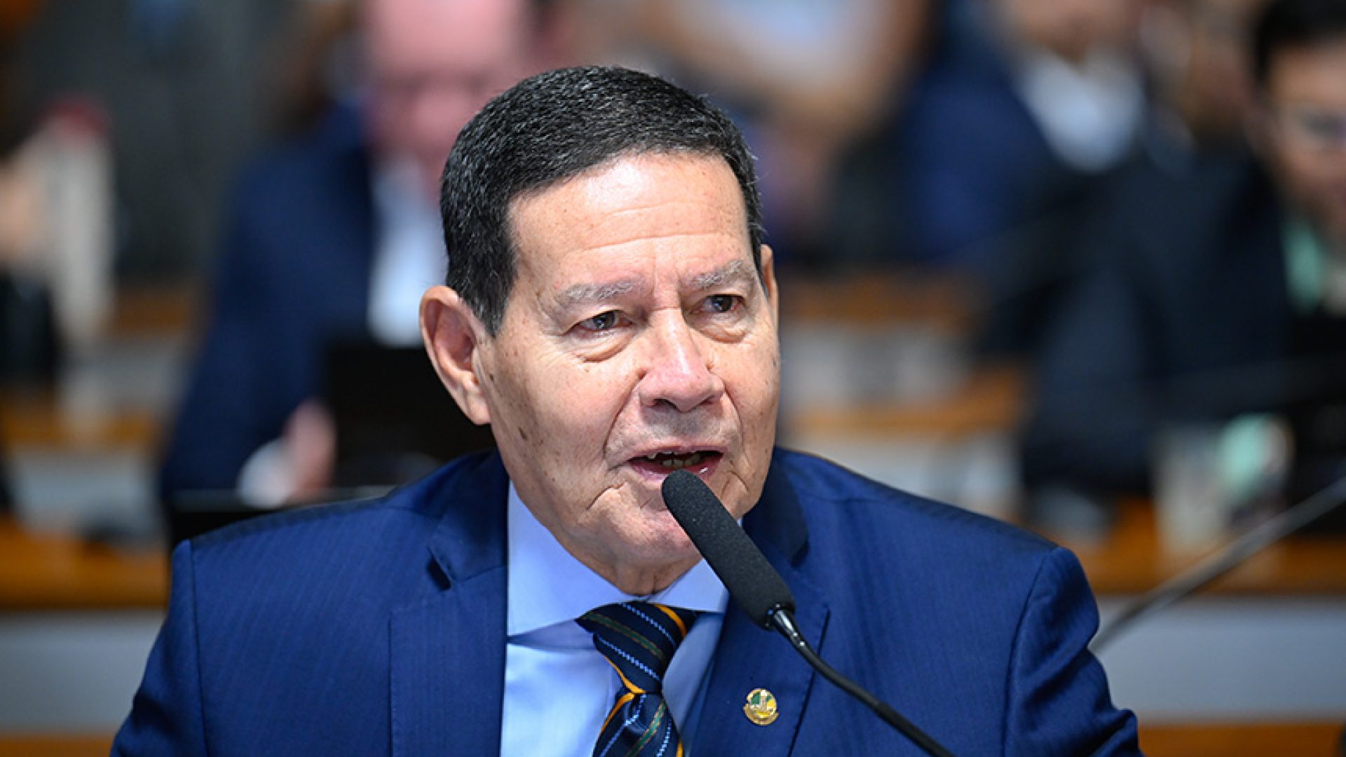 À bancada, em pronunciamento, senador Hamilton Mourão (Republicanos-RS).