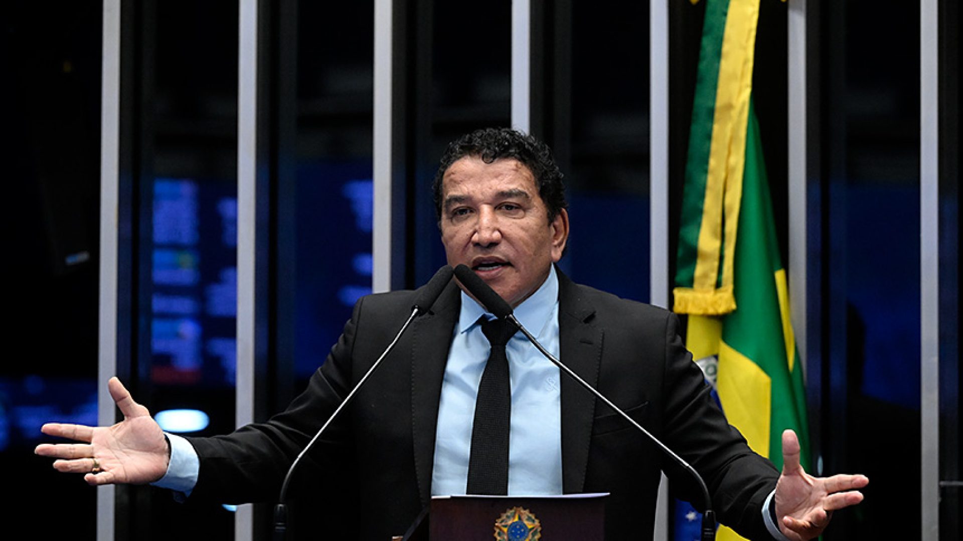 À tribuna, em discurso, senador Magno Malta (PL-ES).