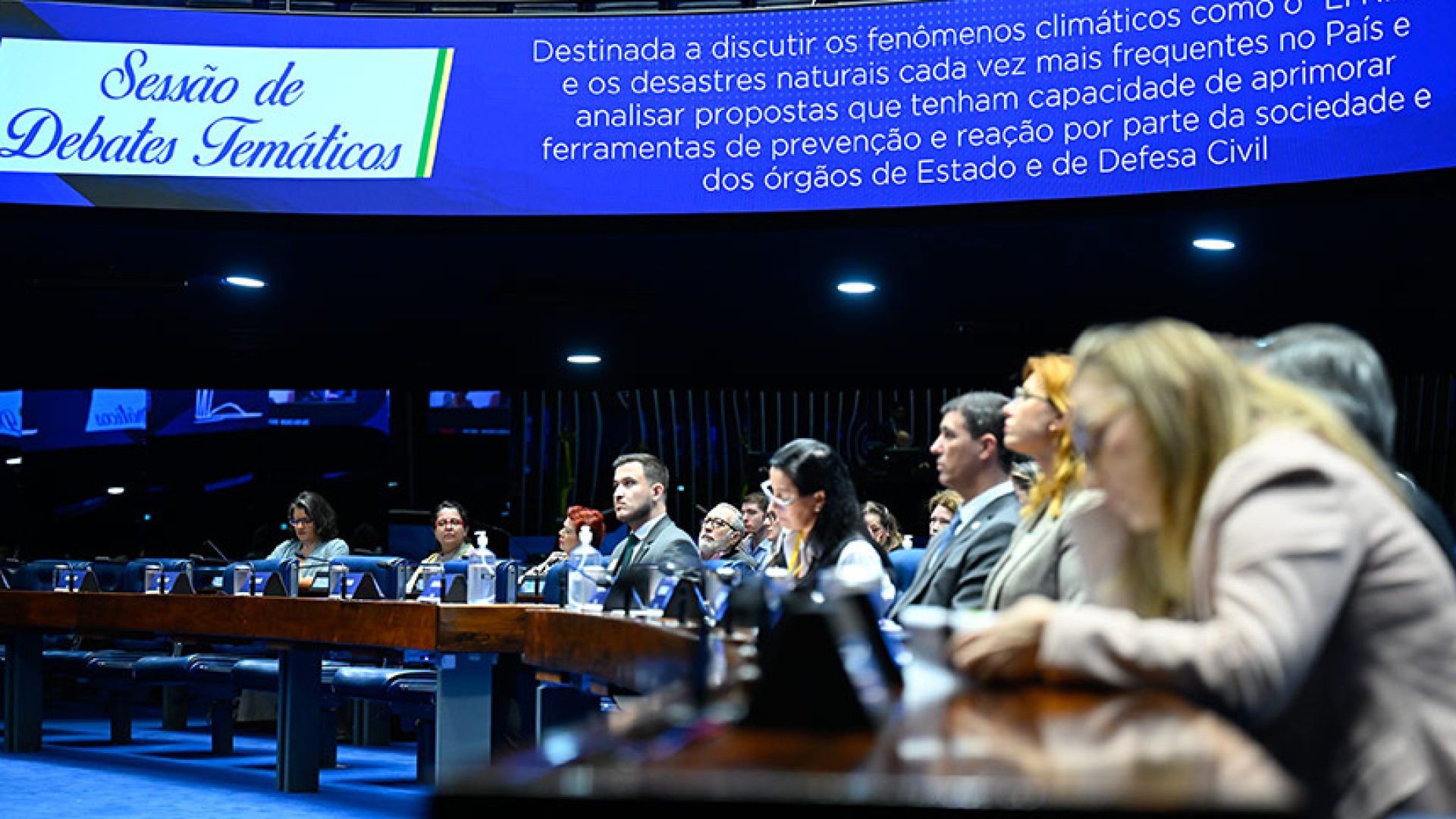 Convidados participam da sessão especial.