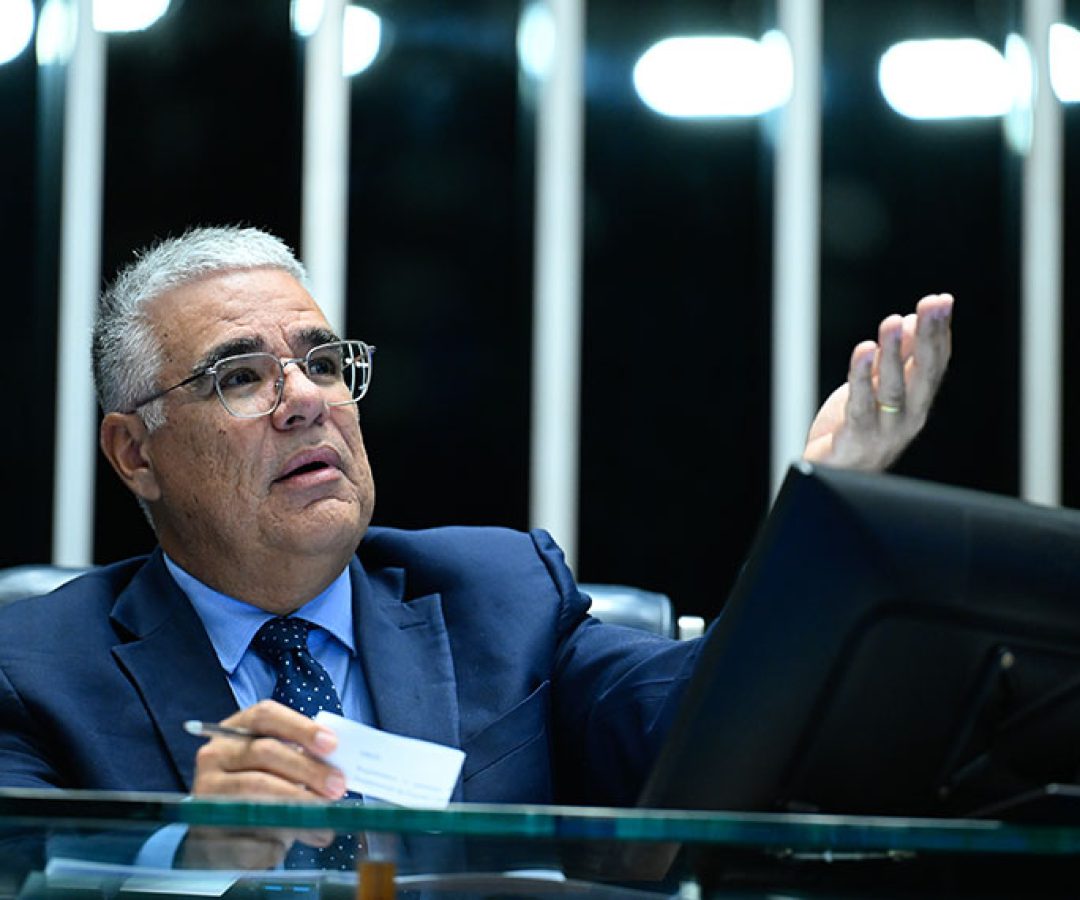 À mesa, senador Eduardo Girão (Novo-CE) preside sessão.