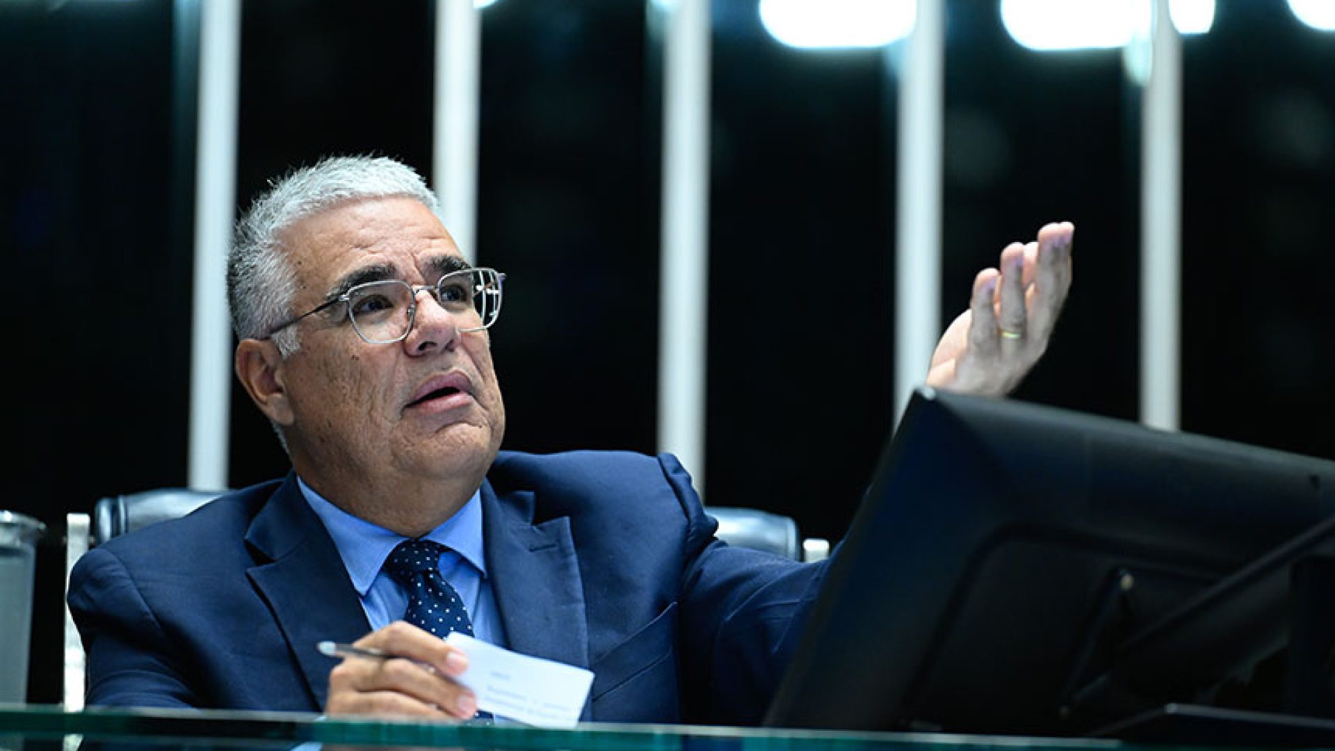 À mesa, senador Eduardo Girão (Novo-CE) preside sessão.