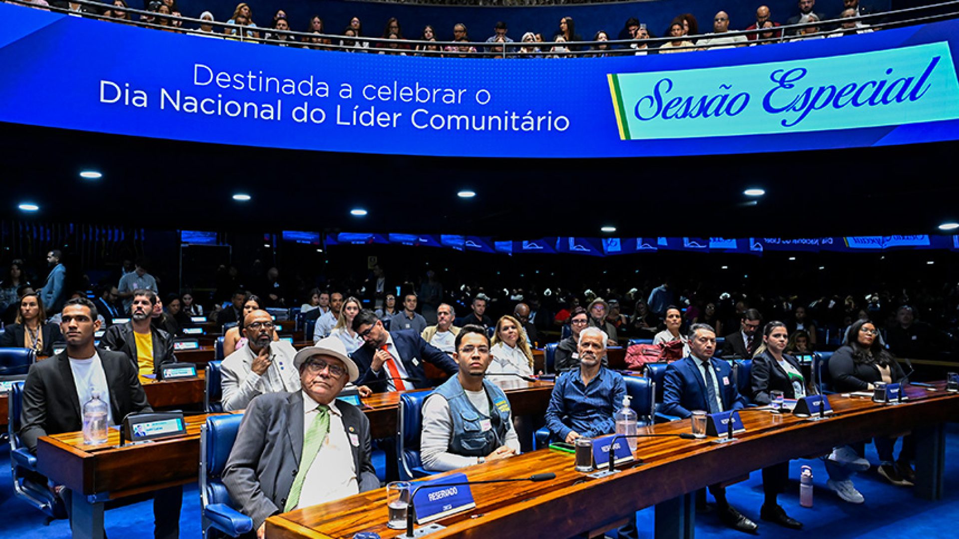 Convidados à bancada acompanham sessão especial.