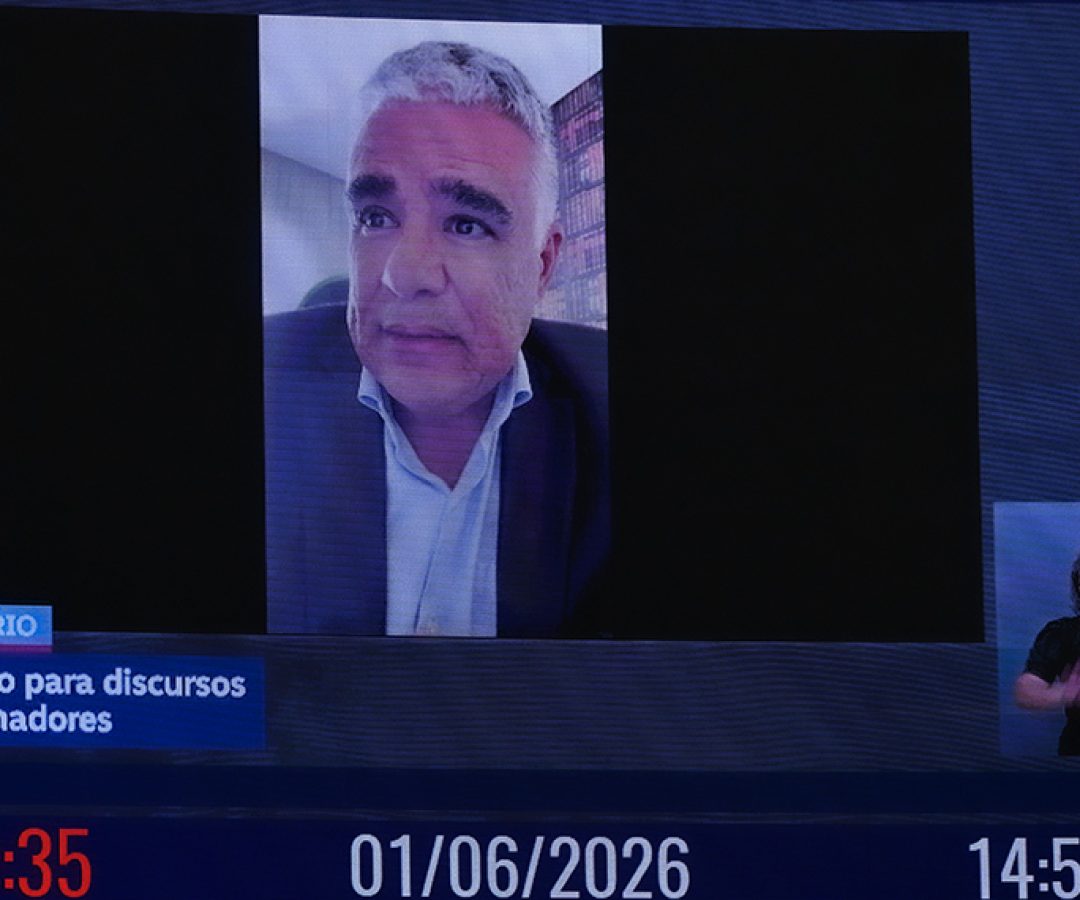 Telão exibe, pronunciamento, via videoconferência, senador Eduardo Girão (Novo-CE).