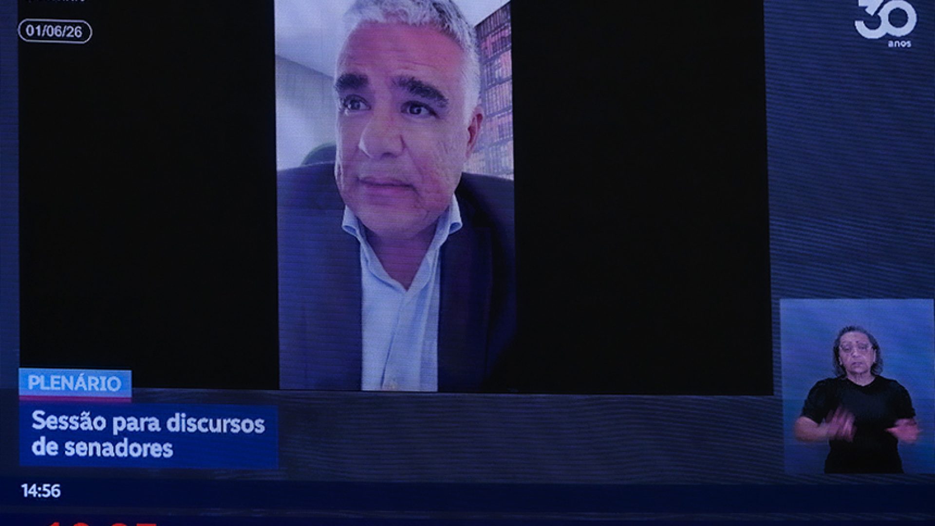 Telão exibe, pronunciamento, via videoconferência, senador Eduardo Girão (Novo-CE).