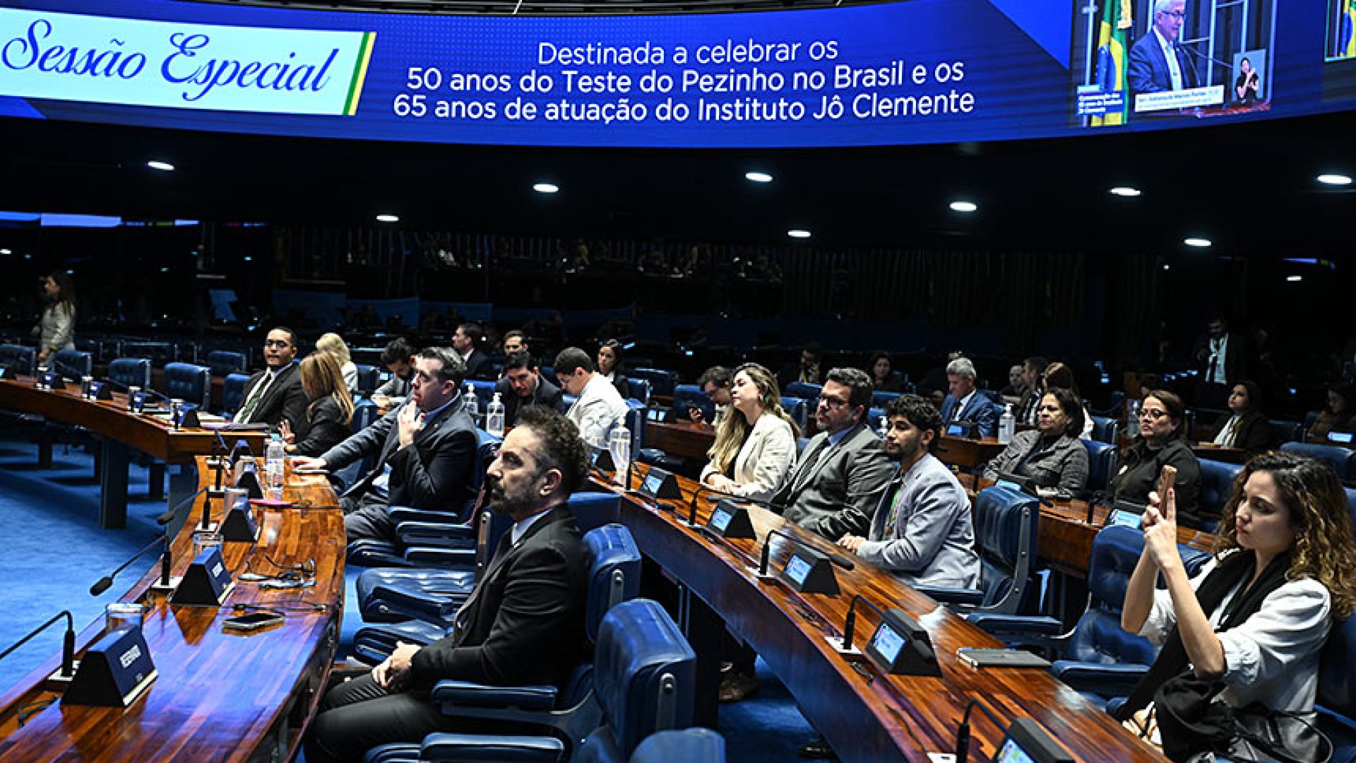 À bancada, convidados acompanham sessão.