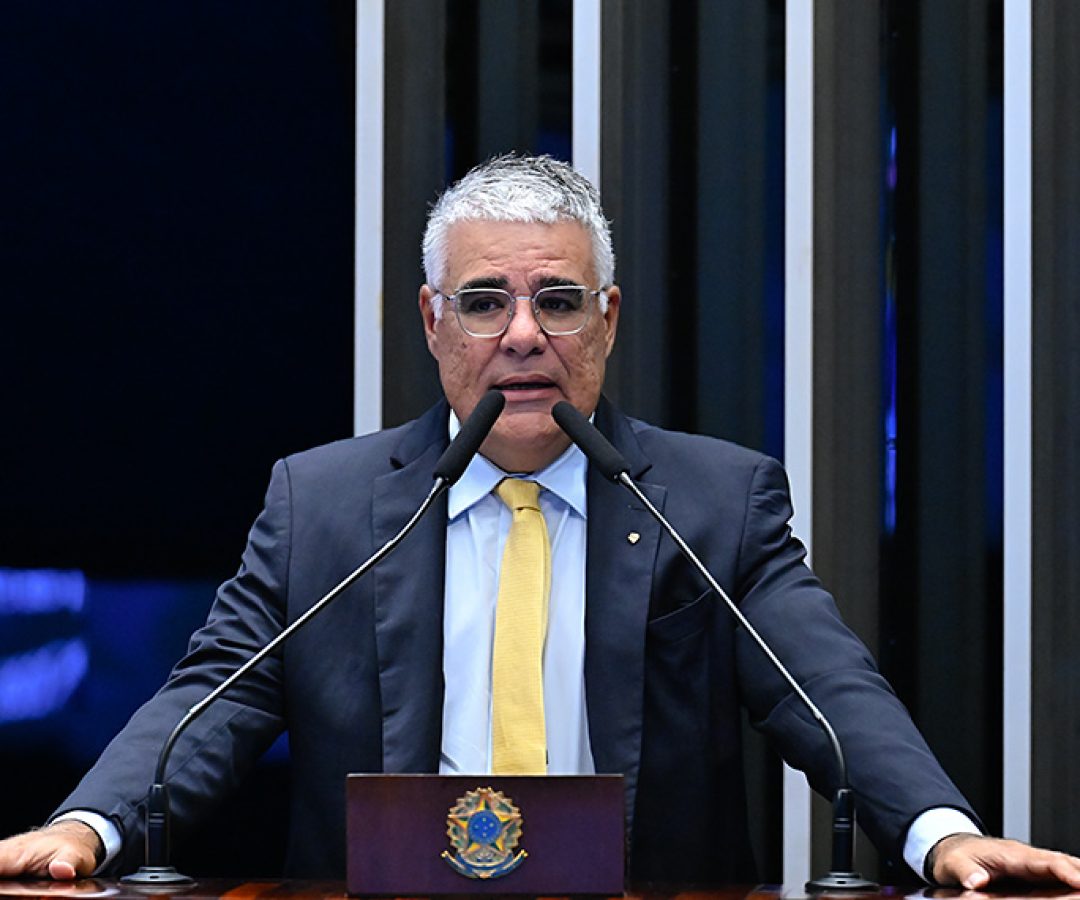 À tribuna, em discurso, senador Eduardo Girão (Novo-CE).