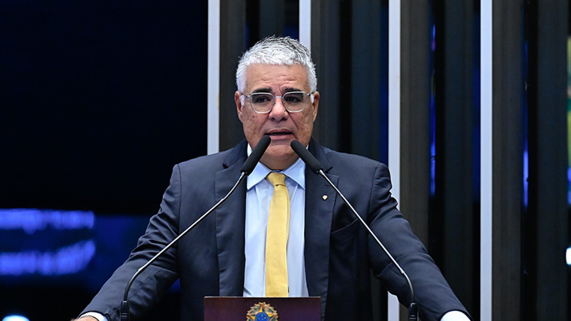 À tribuna, em discurso, senador Eduardo Girão (Novo-CE).