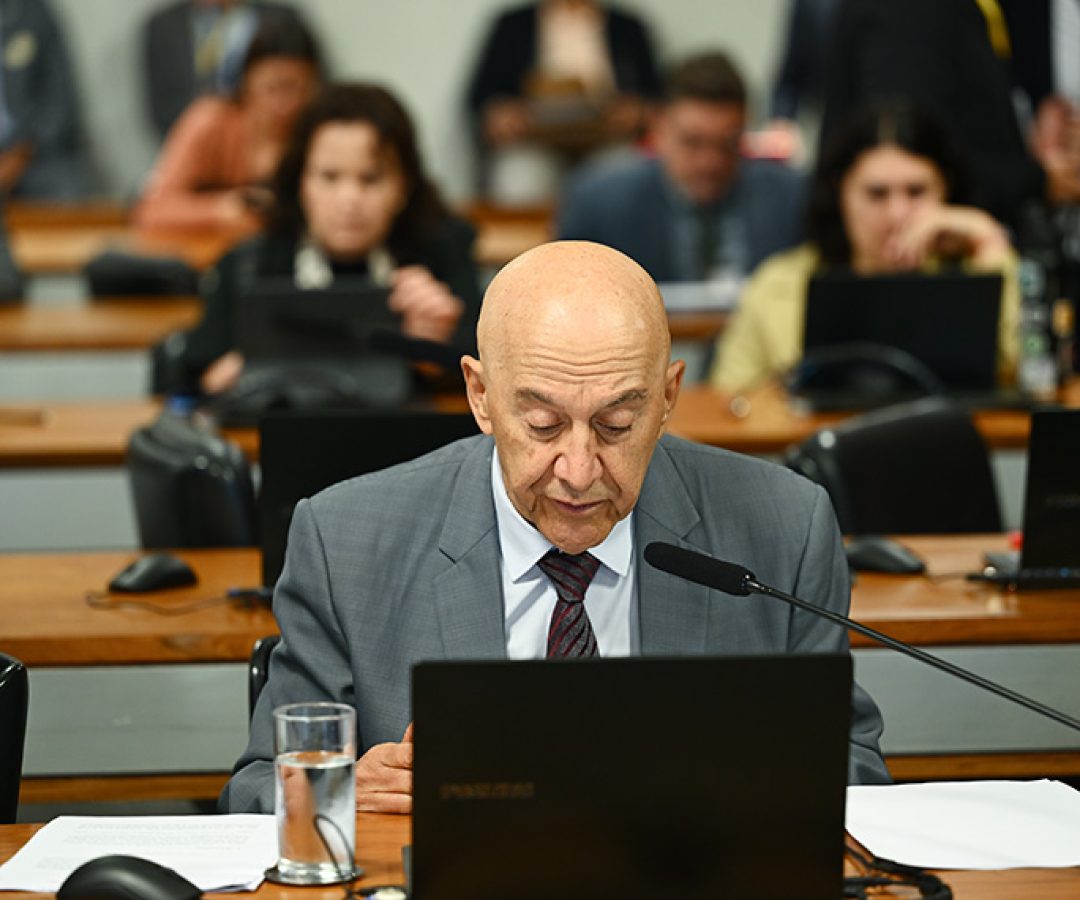 Em pronunciamento, à bancada, relator do PL 2.132/2025, senador Confúcio Moura (MDB-RO).