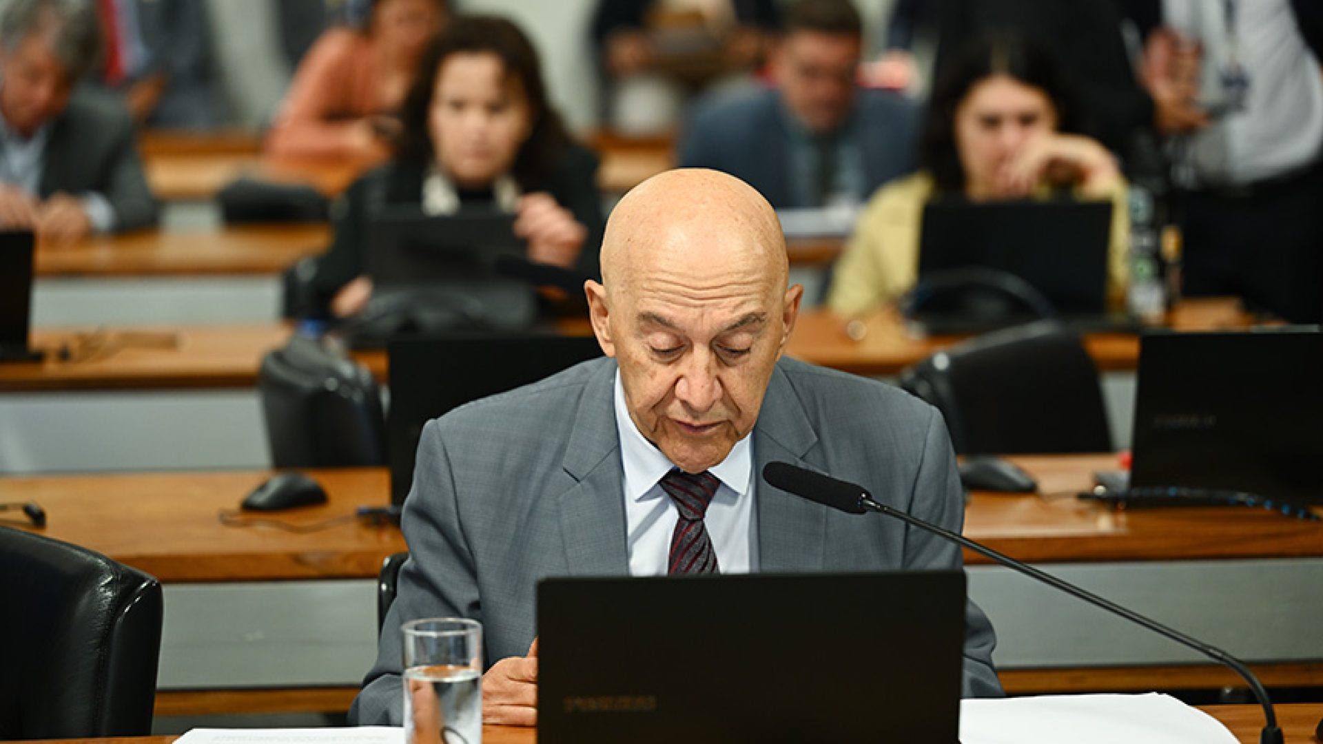 Em pronunciamento, à bancada, relator do PL 2.132/2025, senador Confúcio Moura (MDB-RO).