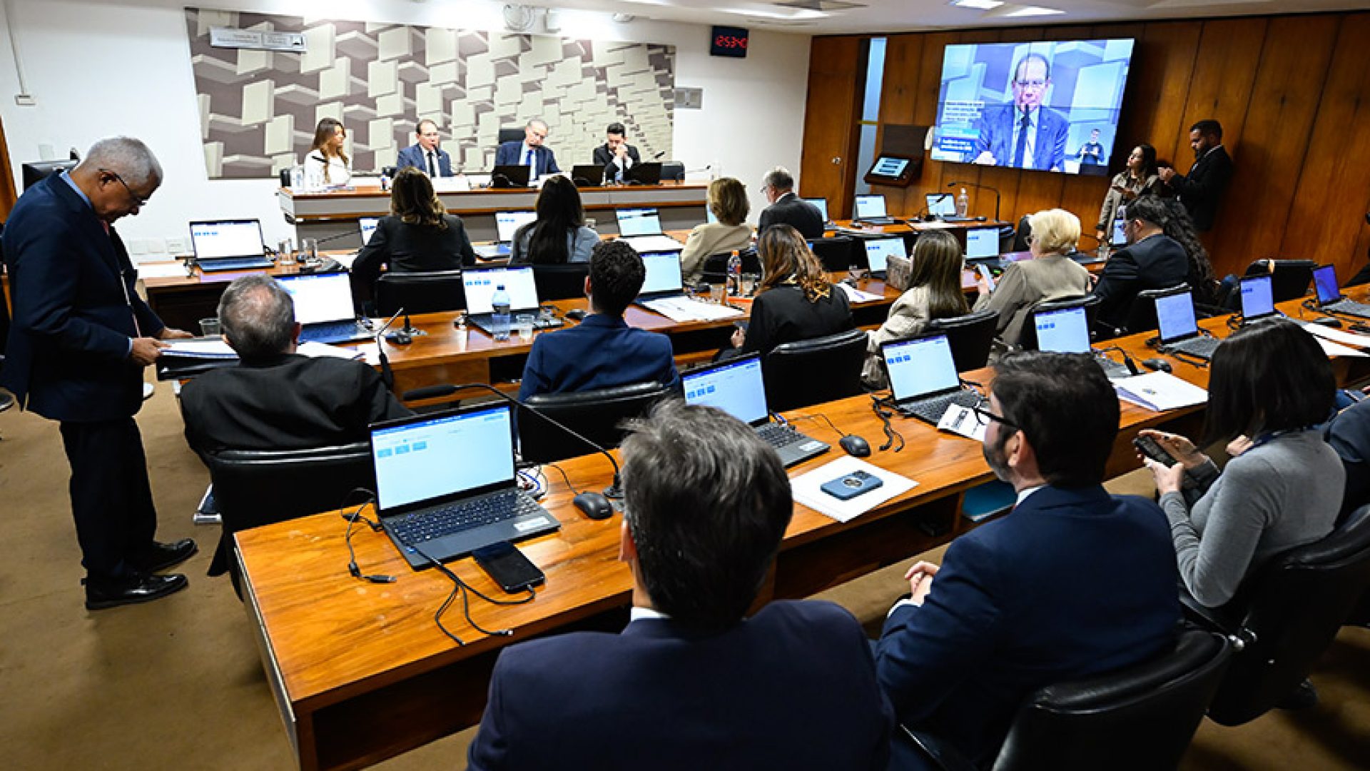 CAE vota benefícios para pesquisadores, 'soldados da borracha' e microempresas — Senado Notícias