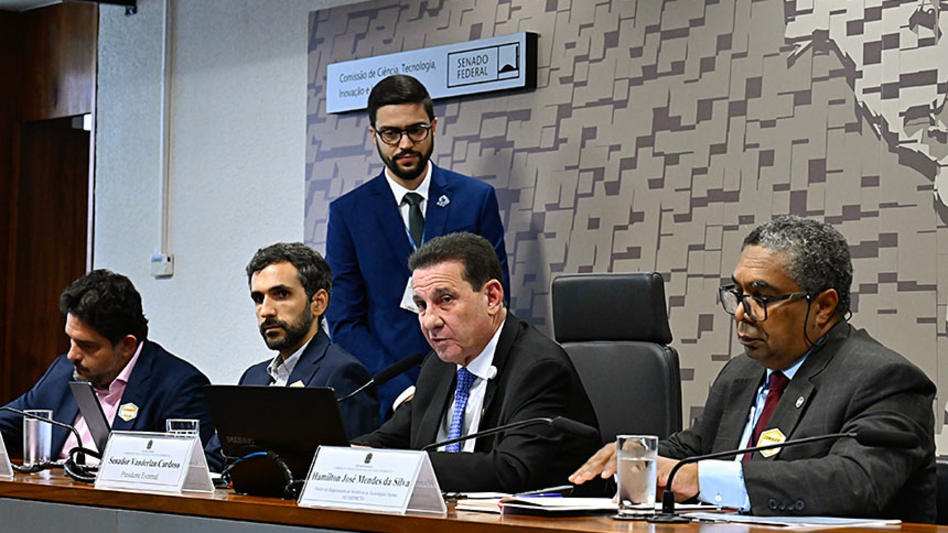 Brasil ganha ao atrair data centers, mas expansão exige regras, aponta debate — Senado Notícias