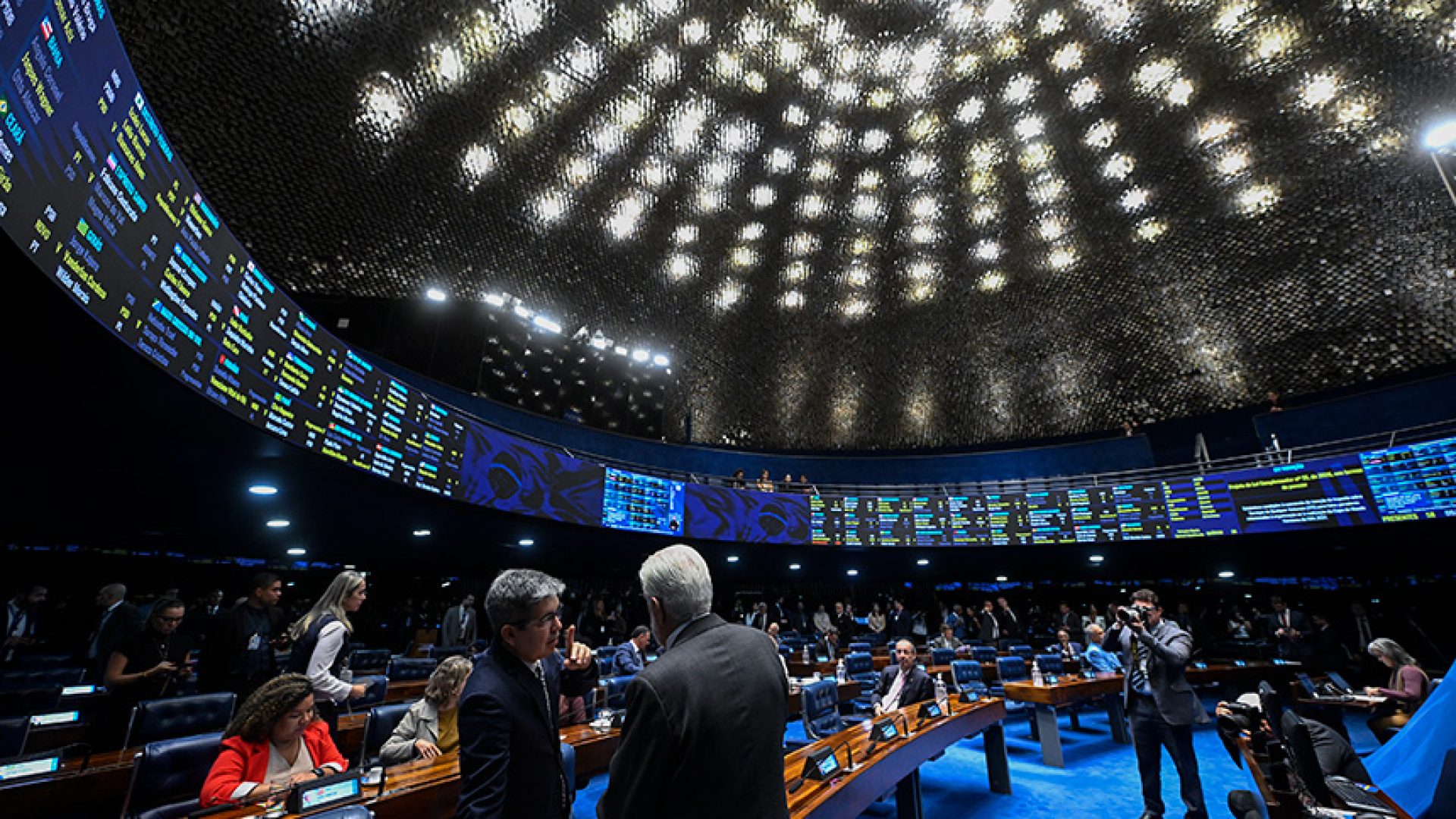 Senadores Randolfe Rodrigues (PT-AP) e Jaques Wagner (PT-BA) conversam.