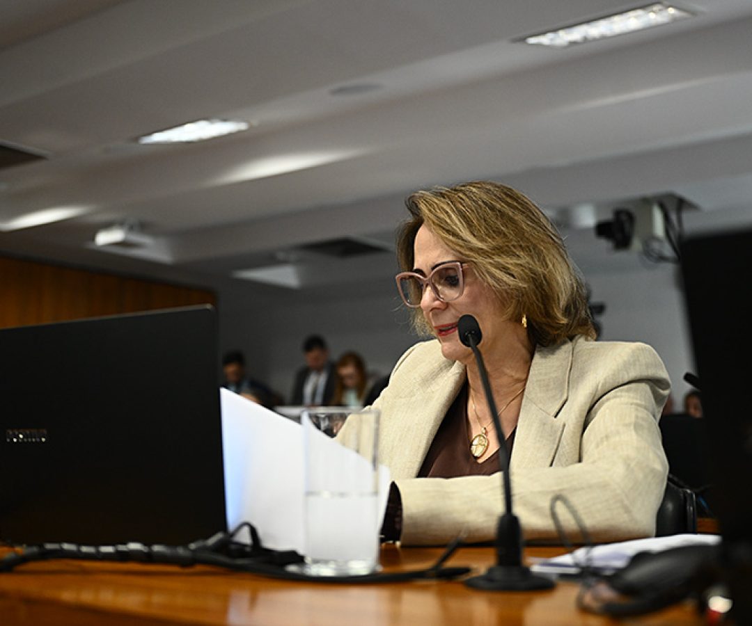 À bancada, em pronunciamento, senadora Damares Alves (Republicanos-DF).