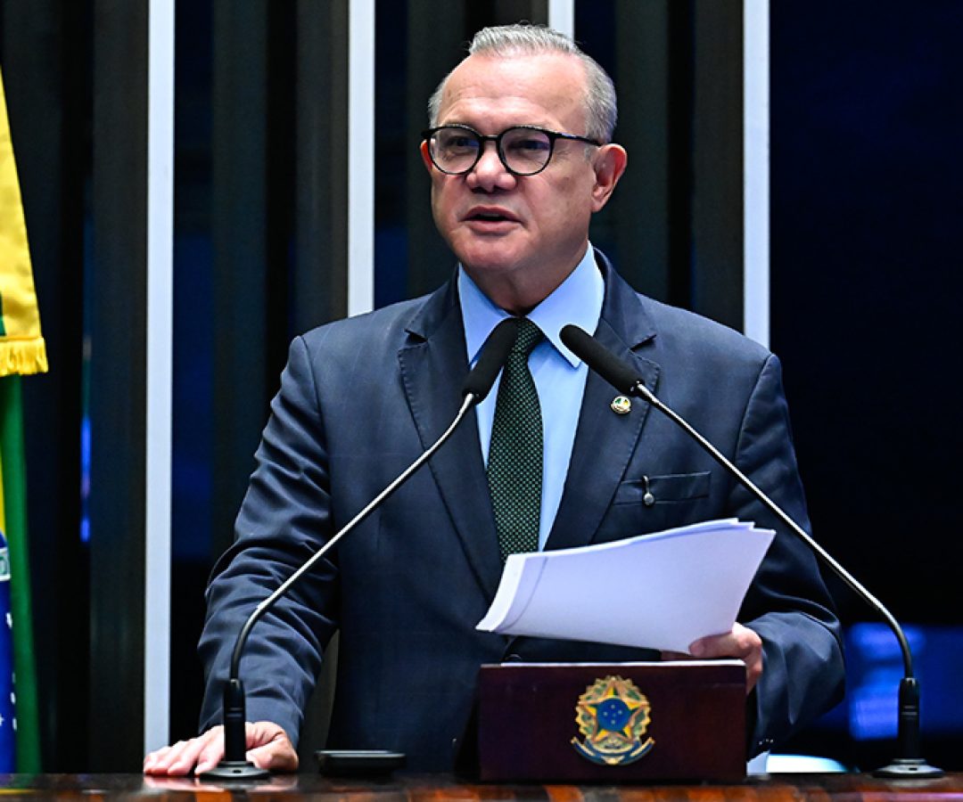 À tribuna, em discurso, senador Wellington Fagundes (PL-MT).